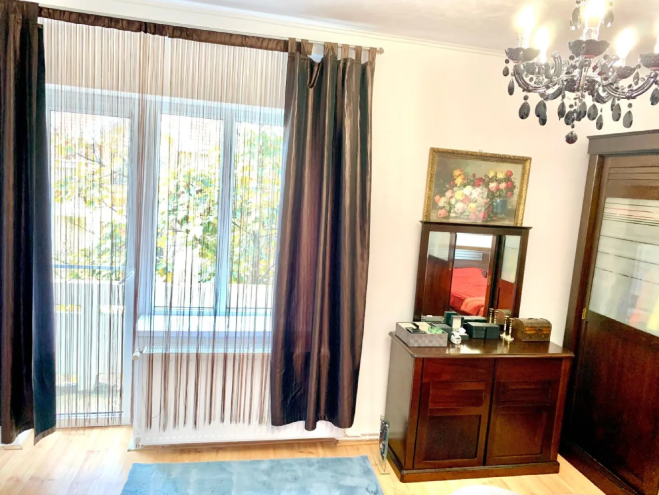 BRASADAS vinde ap 2 cam. ultracentral 2 camere. - Agenția imobiliara BRASADAS vinde apartament cu 2 camere, ultracentral, cu suprafata utila de 65 mp, et.2/2, finisat, mobilat, utilat (tv si bicileta nu sunt incluse in pret). Imobilul se afla in imediata vecinatate a sediului nou al Prefecturii. Costuri de intretinere foarte mici, fatada imobilului a fost renovata astfel ca nu exista supraimpozitare. www.brasadas.com. }}