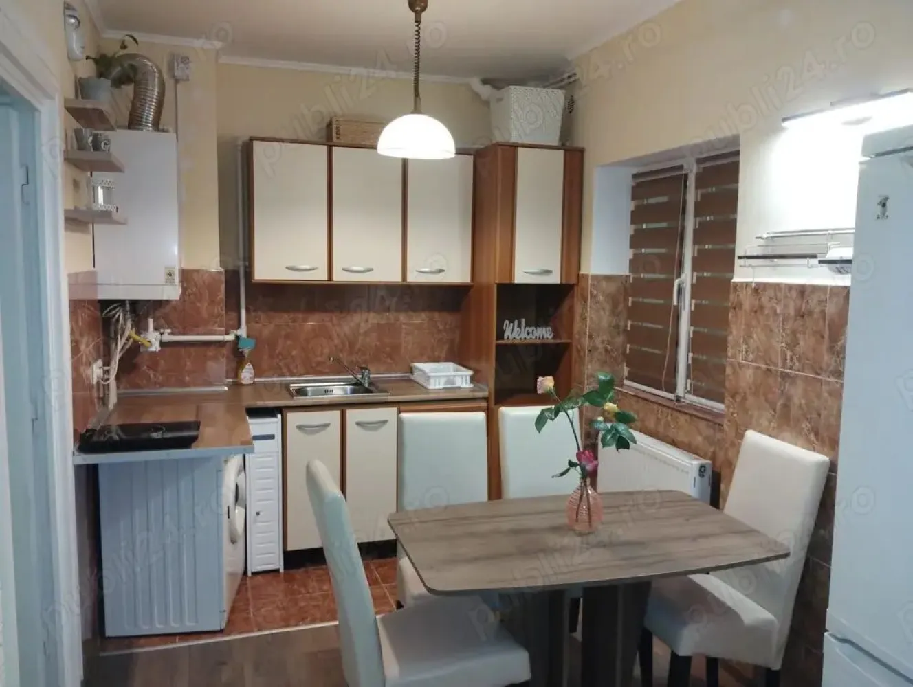 BRASADAS vinde ap 2 cam RENOVATEXT etaj 1/4 ULTRACENTRAL. - Agentia Imobiliara BRASADAS vinde apartament cu 2 camere la etajul 1/4 situat in zona ultracentrala. intre apartamente, pus la punct (pregatit si pentru chirie, sau regim hotelier), scara inchisa cu interfon, doar 3 apartamente sunt protejate cu inca o usa de protectie, balcon mic inspre rasarit si un balcon frantuzesc spre apus. Curte inchisa posibilitatea de a parca in curte. Usa de intrare si geamuri termopan. Parchet laminat gros de calitate in bucatarie special pentru a rezista la umezeala. 54 m2 - 42 m2 utili.Renovare exterioara. Pret 79.500 euro, usor neg.! Merita vazut! }}