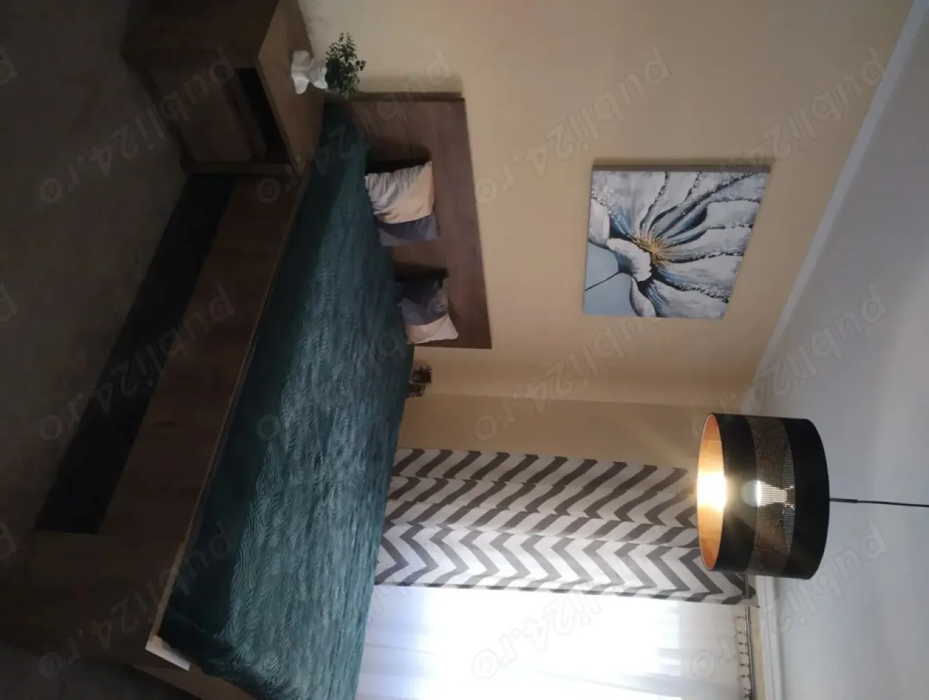 BRASADAS vinde ap 2 cam RENOVATEXT etaj 1/4 ULTRACENTRAL. - Agentia Imobiliara BRASADAS vinde apartament cu 2 camere la etajul 1/4 situat in zona ultracentrala. intre apartamente, pus la punct (pregatit si pentru chirie, sau regim hotelier), scara inchisa cu interfon, doar 3 apartamente sunt protejate cu inca o usa de protectie, balcon mic inspre rasarit si un balcon frantuzesc spre apus. Curte inchisa posibilitatea de a parca in curte. Usa de intrare si geamuri termopan. Parchet laminat gros de calitate in bucatarie special pentru a rezista la umezeala. 54 m2 - 42 m2 utili.Renovare exterioara. Pret 79.500 euro, usor neg.! Merita vazut! }}