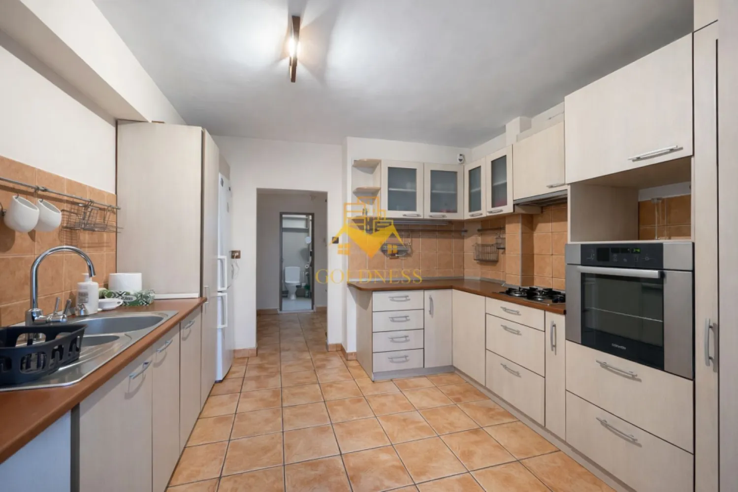 2 Camere decomandate, Parcare, Zorilor, UMF,UTCN, Profi,Observatorului - GOLDNESS Imobiliare vă propune spre închiriere un apartament cu 2 camere complet mobilat și utilat, la etajul 2 într-un imobil de 8 etaje, în Cartierul Zorilor!
Dispune de 2 garaje!
Se află în apropierea stațiilor de transport în comun, magazine, restaurante, spații verzi, farmacii, etc. 

Apartamentul este compartimentat astfel:
 - dormitor cu pat matrimonial, dressing, noptiere
 - living cu canapea extensibilă, loc de servit masa, AC, birou,
 - bucatarie complet utilată și mobilată, 
 - baie cu cada, calorifer port prosop și dulap pentru depozitare.
 - balcon 5 mp.

Imobilul este dotat cu toate cele necesare- centrală proprie, frigider, aragaz, hotă, mașină de spălat haine, etc. 

Dacă sunteți interesați de acest apartament și doriți să îl vizionați, dar și pentru alte oferte nu ezitați să ne contactați telefonic sau prin e-mail. Vă stăm la dispoziție!
Pentru intermediere se percepe un comision de 50% din prețul chiriei!