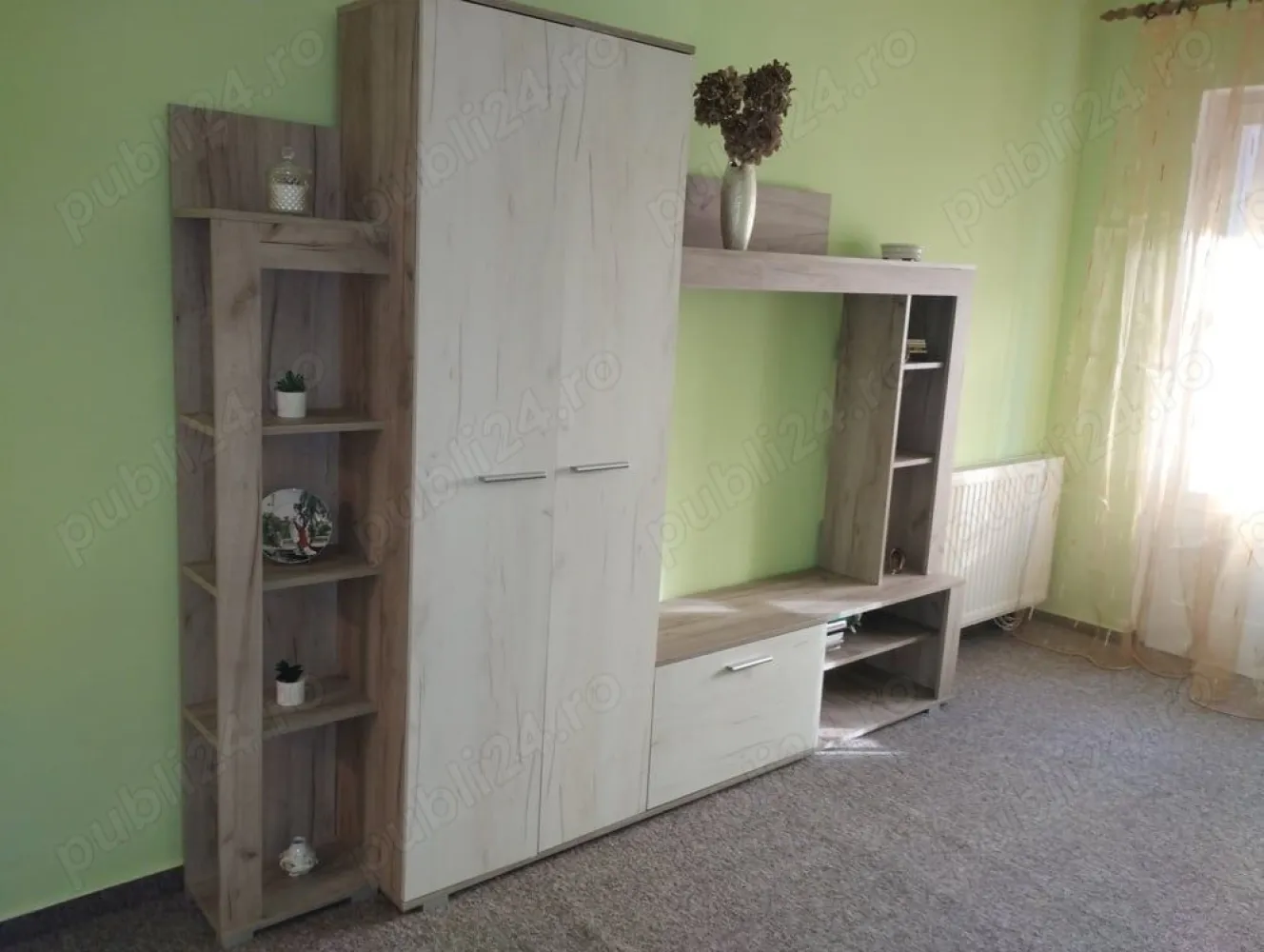 BRASADAS vinde ap 2 cam RENOVATEXT etaj 1/4 ULTRACENTRAL. - Agentia Imobiliara BRASADAS vinde apartament cu 2 camere la etajul 1/4 situat in zona ultracentrala. intre apartamente, pus la punct (pregatit si pentru chirie, sau regim hotelier), scara inchisa cu interfon, doar 3 apartamente sunt protejate cu inca o usa de protectie, balcon mic inspre rasarit si un balcon frantuzesc spre apus. Curte inchisa posibilitatea de a parca in curte. Usa de intrare si geamuri termopan. Parchet laminat gros de calitate in bucatarie special pentru a rezista la umezeala. 54 m2 - 42 m2 utili.Renovare exterioara. Pret 79.500 euro, usor neg.! Merita vazut! }}