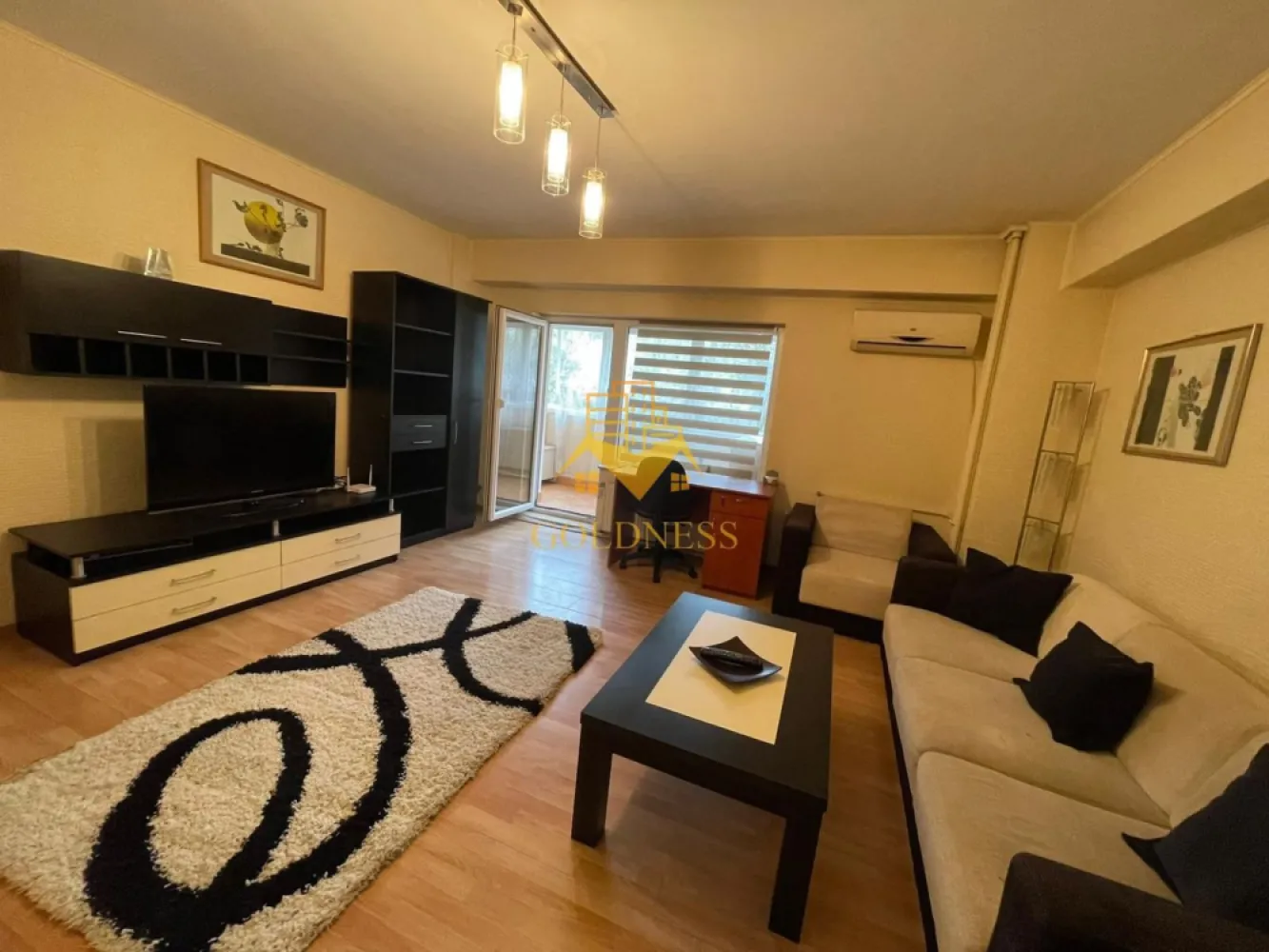 2 Camere decomandate, Parcare, Zorilor, UMF,UTCN, Profi,Observatorului - GOLDNESS Imobiliare vă propune spre închiriere un apartament cu 2 camere complet mobilat și utilat, la etajul 2 într-un imobil de 8 etaje, în Cartierul Zorilor!
Dispune de 2 garaje!
Se află în apropierea stațiilor de transport în comun, magazine, restaurante, spații verzi, farmacii, etc. 

Apartamentul este compartimentat astfel:
 - dormitor cu pat matrimonial, dressing, noptiere
 - living cu canapea extensibilă, loc de servit masa, AC, birou,
 - bucatarie complet utilată și mobilată, 
 - baie cu cada, calorifer port prosop și dulap pentru depozitare.
 - balcon 5 mp.

Imobilul este dotat cu toate cele necesare- centrală proprie, frigider, aragaz, hotă, mașină de spălat haine, etc. 

Dacă sunteți interesați de acest apartament și doriți să îl vizionați, dar și pentru alte oferte nu ezitați să ne contactați telefonic sau prin e-mail. Vă stăm la dispoziție!
Pentru intermediere se percepe un comision de 50% din prețul chiriei!