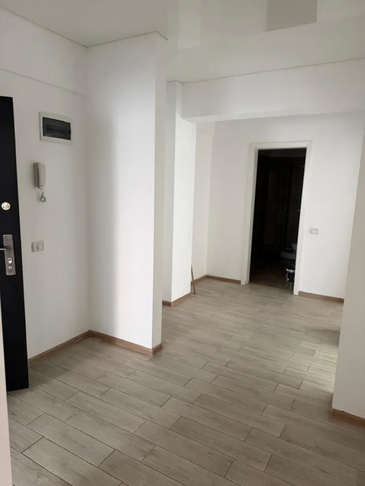 Apartament cu 3 camere decomandat Militari- Pollux Residence - COMISION 0% Vă propunem spre vânzare un apartament cu 3 camere, decomandat, situat în complexul rezidențial Pollux Residence, o zonă modernă și bine conectată din cartierul Militari. Locuința este amplasată la etajul 3 din 8 al unui imobil construit recent, cu lift și spații comune bine întreținute. Apartamentul are o compartimentare eficientă și practică, fiind compus din living generos, două dormitoare luminoase, bucătărie separată, două băi și balcon. Configurația decomandată oferă intimitate și confort, fiind ideală pentru o familie sau pentru investiție. Apartamentul se vinde nemobilat, oferind viitorului proprietar libertatea de a-l amenaja și personaliza după propriul gust și necesități. Spațiul generos permite multiple variante de design interior și optimizare a fiecărei încăperi. Complexul beneficiază de acces securizat și este situat în apropierea supermarketurilor, școlilor, grădinițelor, restaurantelor și mijloacelor de transport în comun. Accesul rapid către centre comerciale importante și către principalele artere ale orașului face din această proprietate o alegere practică atât pentru locuit, cât și pentru investiție pe termen lung. }}