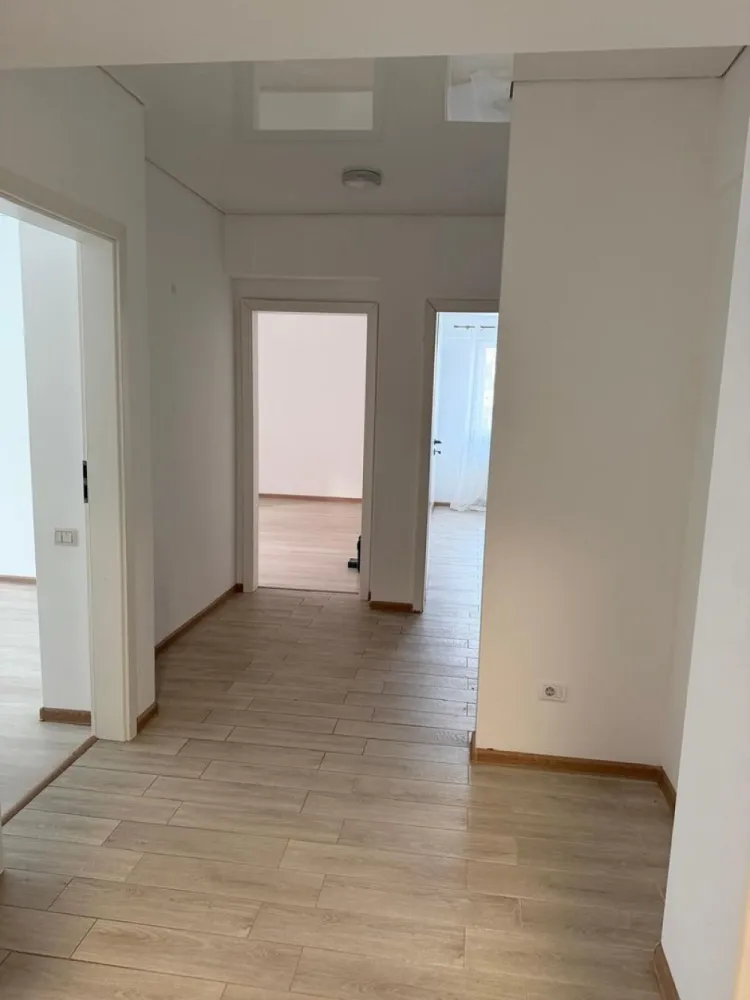 Apartament cu 3 camere decomandat Militari- Pollux Residence - COMISION 0% Vă propunem spre vânzare un apartament cu 3 camere, decomandat, situat în complexul rezidențial Pollux Residence, o zonă modernă și bine conectată din cartierul Militari. Locuința este amplasată la etajul 3 din 8 al unui imobil construit recent, cu lift și spații comune bine întreținute. Apartamentul are o compartimentare eficientă și practică, fiind compus din living generos, două dormitoare luminoase, bucătărie separată, două băi și balcon. Configurația decomandată oferă intimitate și confort, fiind ideală pentru o familie sau pentru investiție. Apartamentul se vinde nemobilat, oferind viitorului proprietar libertatea de a-l amenaja și personaliza după propriul gust și necesități. Spațiul generos permite multiple variante de design interior și optimizare a fiecărei încăperi. Complexul beneficiază de acces securizat și este situat în apropierea supermarketurilor, școlilor, grădinițelor, restaurantelor și mijloacelor de transport în comun. Accesul rapid către centre comerciale importante și către principalele artere ale orașului face din această proprietate o alegere practică atât pentru locuit, cât și pentru investiție pe termen lung. }}