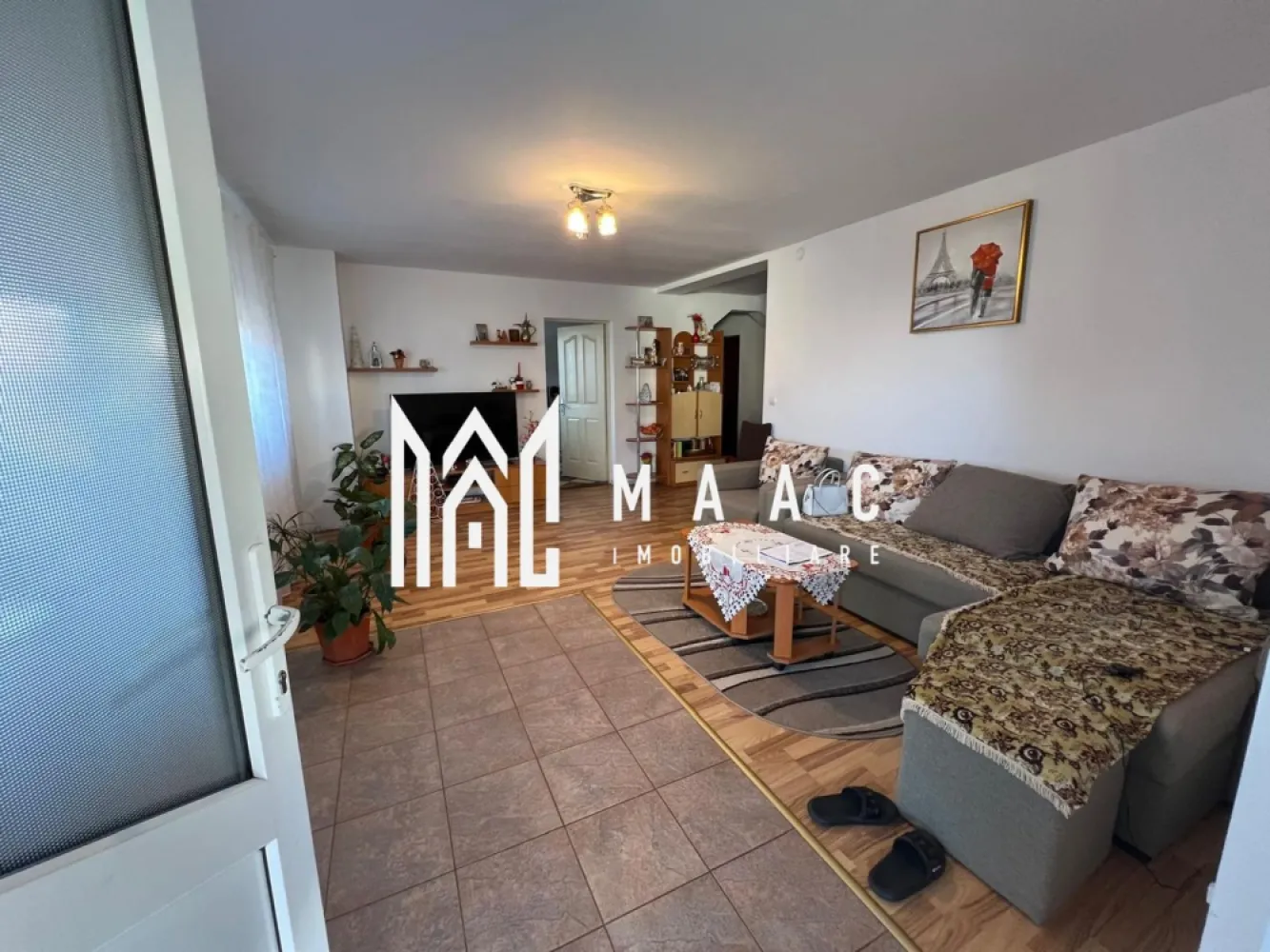 Casa Tip Duplex | 4 Camere | 156 MPU | Selimbar - MAAC Imobiliare vă propune spre vânzare o casă tip duplex amplasată într-una dintre cele mai apreciate zone rezidențiale din Șelimbăr, la doar câteva minute de Sibiu, aproape de școli, grădinițe și centre comerciale. Proprietatea se află pe un teren generos de 250 mp, având o amprentă la sol de 90 mp și o suprafață utilă totală de 156 mp, la care se adaugă o pivniță spațioasă ce se întinde pe întreaga suprafață a casei și un pod ideal pentru depozitare. Compartimentare: Parter: Living luminos și generos, cu acces direct către curte Bucătărie spațioasă cu zonă dedicată de cămară Dormitor confortabil / birou Baie modernă Etaj: 3 dormitoare confortabile Baie cu finisaje de calitate Pivniță: Spațiu amplu pentru depozitare sau amenajare suplimentară Dotări și beneficii: Se vinde complet mobilată și utilată Două centrale proprii – pe gaz și pe lemne, pentru eficiență energetică și confort pe tot parcursul anului Toate utilitățile racordate (gaz, curent, apă, canalizare) Curte amenajată cu posibilitate de parcare și zonă verde Priveliște deosebită către Munții Făgăraș Această proprietate îmbină perfect confortul urban cu liniștea zonei rezidențiale, fiind ideală pentru o familie care își dorește un cămin modern, spațios și bine amplasat. Localizare: Șelimbăr, județul Sibiu Teren: 250 mp Suprafață construită: 90 mp amprentă la sol Suprafață utilă: 156 mp + pivniță Pentru mai multe detalii sau pentru a programa o vizionare ID:CP2813001. }}