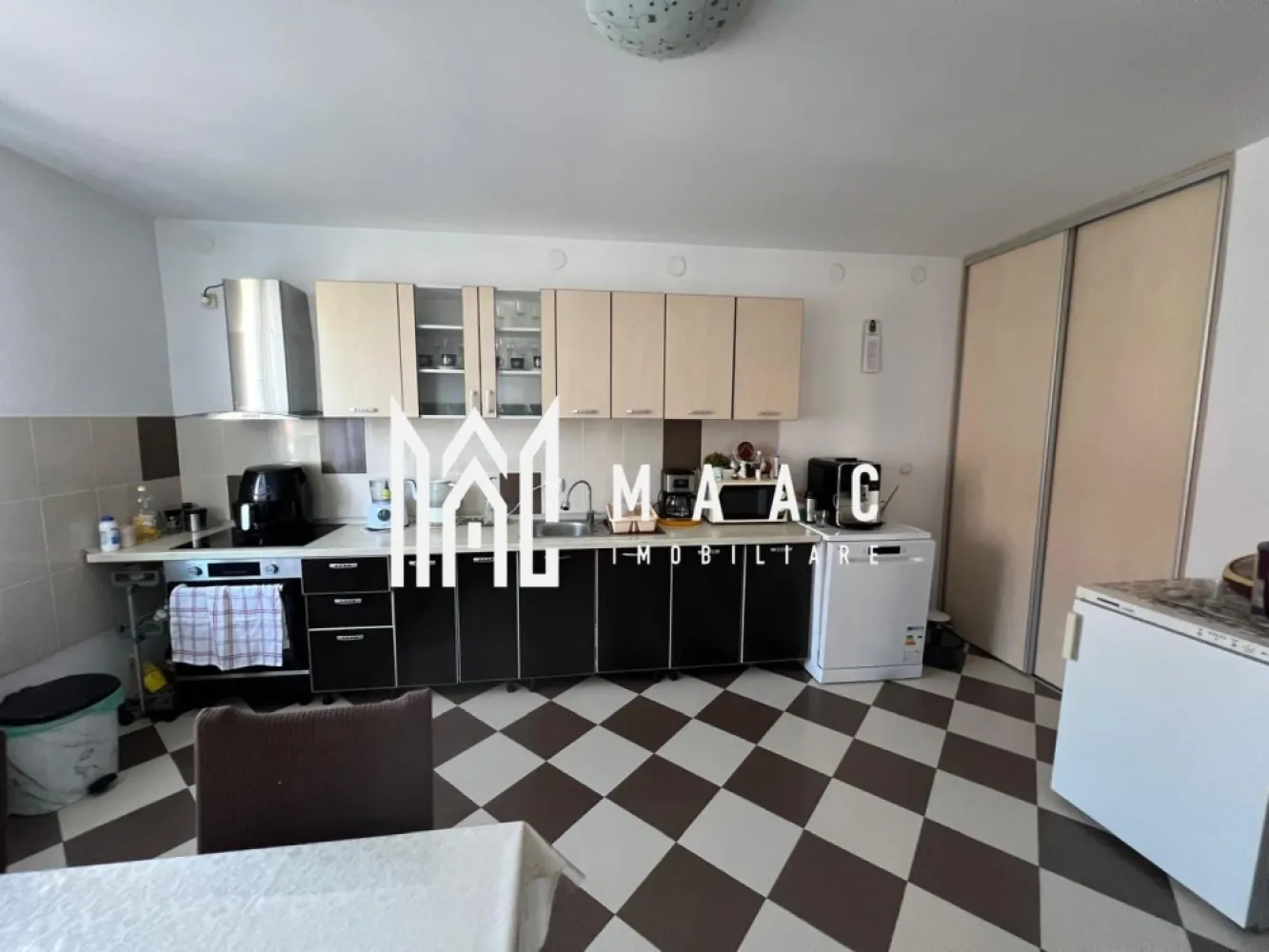 Casa Tip Duplex | 4 Camere | 156 MPU | Selimbar - MAAC Imobiliare vă propune spre vânzare o casă tip duplex amplasată într-una dintre cele mai apreciate zone rezidențiale din Șelimbăr, la doar câteva minute de Sibiu, aproape de școli, grădinițe și centre comerciale. Proprietatea se află pe un teren generos de 250 mp, având o amprentă la sol de 90 mp și o suprafață utilă totală de 156 mp, la care se adaugă o pivniță spațioasă ce se întinde pe întreaga suprafață a casei și un pod ideal pentru depozitare. Compartimentare: Parter: Living luminos și generos, cu acces direct către curte Bucătărie spațioasă cu zonă dedicată de cămară Dormitor confortabil / birou Baie modernă Etaj: 3 dormitoare confortabile Baie cu finisaje de calitate Pivniță: Spațiu amplu pentru depozitare sau amenajare suplimentară Dotări și beneficii: Se vinde complet mobilată și utilată Două centrale proprii – pe gaz și pe lemne, pentru eficiență energetică și confort pe tot parcursul anului Toate utilitățile racordate (gaz, curent, apă, canalizare) Curte amenajată cu posibilitate de parcare și zonă verde Priveliște deosebită către Munții Făgăraș Această proprietate îmbină perfect confortul urban cu liniștea zonei rezidențiale, fiind ideală pentru o familie care își dorește un cămin modern, spațios și bine amplasat. Localizare: Șelimbăr, județul Sibiu Teren: 250 mp Suprafață construită: 90 mp amprentă la sol Suprafață utilă: 156 mp + pivniță Pentru mai multe detalii sau pentru a programa o vizionare ID:CP2813001. }}