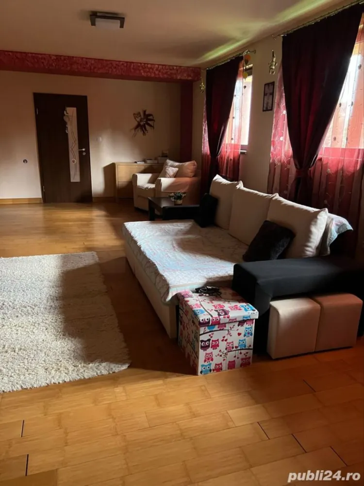 Casa de Vanzare - Vând Vilă în Iași Str. Prof Nicolae Bucur , penultima stație de tramvai spre CUG , 5 minute de mers până la stația de tramvai nr.9 și autobuz. Vilă este compusă din Living 50 mp, 3 Dormitoare de 17 mp fiecare, Birou 16 mp , Balcon 12 mp,2 Băi, Bucătărie , 1 zona de depozitare și hol , Aer Condiționat, Centrală Termică ultima generație în condensare , apă , gaz etc În exterior există o magazie , Terasă , grătar , gazon și zona de flori și un Brad Argintiu. Vila are 174 mp utili iar teren aferent circa 300mp se vinde utilată și mobilată }}