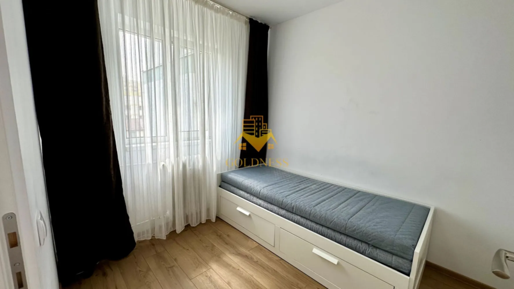 2 camere, Gheorgheni, Iulius Mall, Unirii, Royal Hotel, C. Brâncuși - GOLDNESS Imobiliare vă propune spre închiriere un apartament cu 2 camere complet mobilat și utilat, la etajul 3 într-un imobil de 4 etaje, în Cartierul Gheorgheni.
Posibilitatea de parcare în zona la liber!
Se află în apropierea stațiilor de transport în comun, magazine, restaurante, spații verzi, farmacii, etc. 

Apartamentul este compartimentat astfel:
 - dormitor 1 cu pat single și este extensibil, dressing
 - dormitor 2 cu pat single și este extensibil, dressing
 - bucătărie complet utilată și mobilată, loc de servit masa 
 - baie cu dus, calorifer port prosop și dulap pentru depozitare.

Imobilul este dotat cu toate cele necesare- centrală pe bloc cu repartitoare pe calorifere, frigider, aragaz, hotă, mașină de spălat haine, etc. 

Dacă sunteți interesați de acest apartament și doriți să îl vizionați, dar și pentru alte oferte nu ezitați să ne contactați telefonic sau prin e-mail. Vă stăm la dispoziție!
Pentru intermediere se percepe un comision de 50% din prețul chiriei!