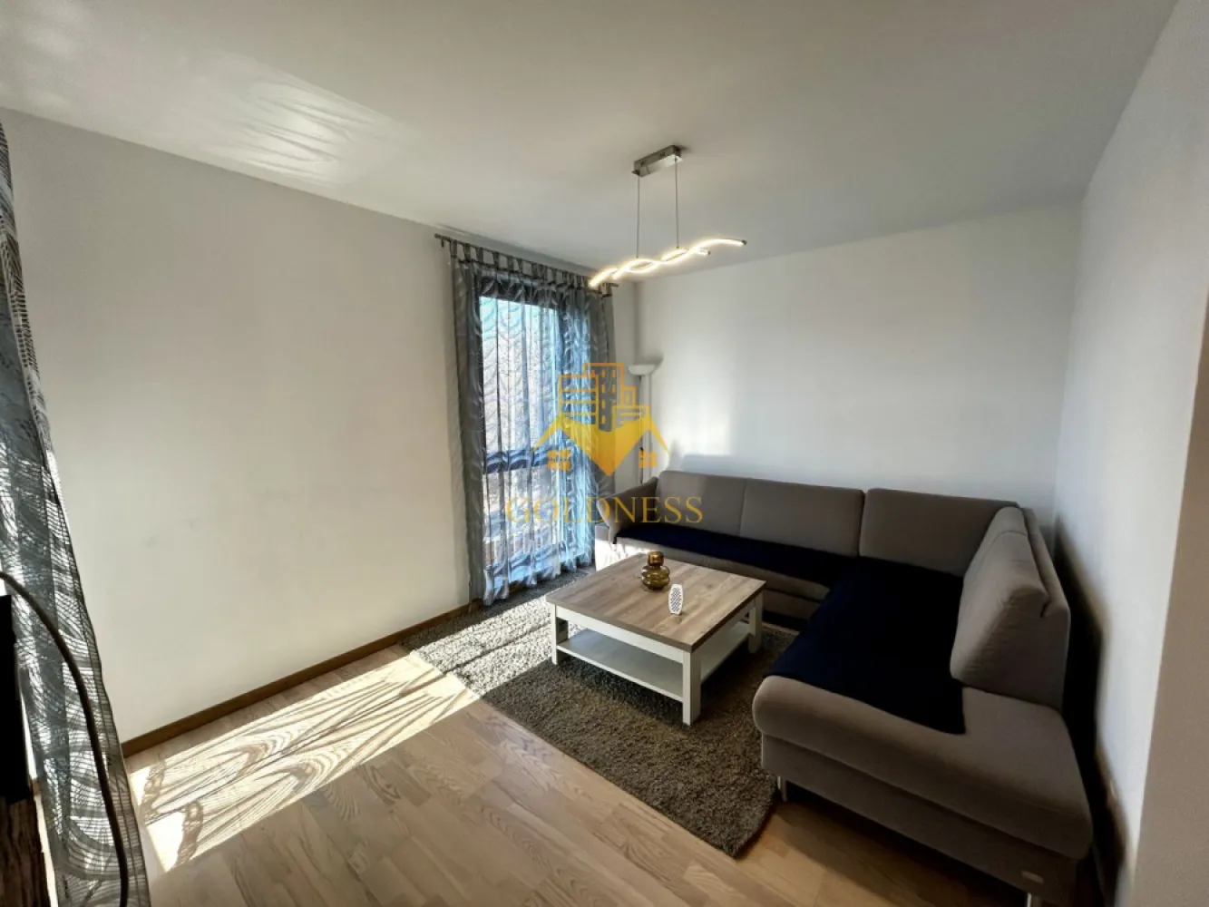 3 camere decomandate, Modern, Parcare, curte, Pet Friendly, Manastur - GOLDNESS Imobiliare vă propune spre închiriere un apartament cu 3 camere, complet mobilat și utilat, la etejul 1 într-o casa/vila, în Cartierul Manastur, Str. Aleea Porumbelelor. Dispune de doua locuri de parcare. Apartamentul este compartimentat astfel: -2 dormitoare cu pat matrimonial si canapea extensibila, dressing - living modern cu canapea extensibilă, loc de servit masa -bucatarie complet utilata, loc de servit masa - baie cu cabina de dus, calorifer port prosop inox și dulap pentru depozitare. - doua balcoane de 7 mp si 4 mp - curte de 20 mp. Imobilul este dotat cu toate cele necesare- centrală proprie, mașină de spălat haine, frigider, plită electrică, hotă, etc. Se află în apropierea stațiilor de transport în comun, magazine, restaurante, spații verzi, farmacii, etc. Dacă sunteți interesați de acest apartament și doriți să îl vizionați, dar și pentru alte oferte sau detalii nu ezitați să ne contactați telefonic sau prin e-mail. Vă stăm la dispoziție! Pentru intermediere se percepe un comision de 50% din prețul chiriei! }}