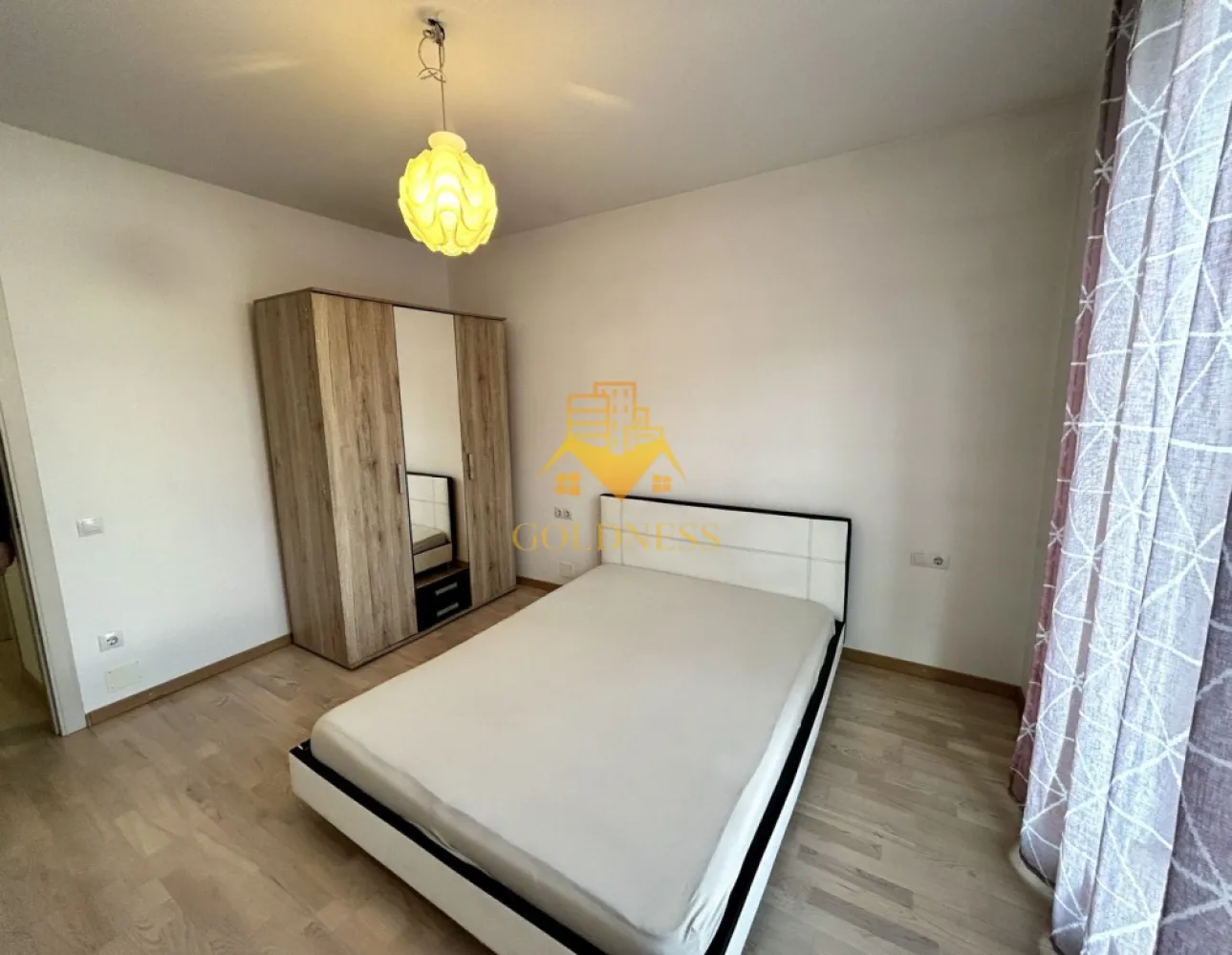 3 camere decomandate, Modern, Parcare, curte, Pet Friendly, Manastur - GOLDNESS Imobiliare vă propune spre închiriere un apartament cu 3 camere, complet mobilat și utilat, la etejul 1 într-o casa/vila, în Cartierul Manastur, Str. Aleea Porumbelelor. Dispune de doua locuri de parcare. Apartamentul este compartimentat astfel: -2 dormitoare cu pat matrimonial si canapea extensibila, dressing - living modern cu canapea extensibilă, loc de servit masa -bucatarie complet utilata, loc de servit masa - baie cu cabina de dus, calorifer port prosop inox și dulap pentru depozitare. - doua balcoane de 7 mp si 4 mp - curte de 20 mp. Imobilul este dotat cu toate cele necesare- centrală proprie, mașină de spălat haine, frigider, plită electrică, hotă, etc. Se află în apropierea stațiilor de transport în comun, magazine, restaurante, spații verzi, farmacii, etc. Dacă sunteți interesați de acest apartament și doriți să îl vizionați, dar și pentru alte oferte sau detalii nu ezitați să ne contactați telefonic sau prin e-mail. Vă stăm la dispoziție! Pentru intermediere se percepe un comision de 50% din prețul chiriei! }}