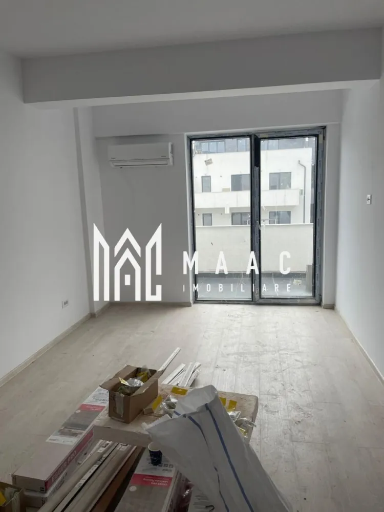 Apartament 2 camere | etaj2 | Dem. Radulescu| 70mp - MAAC IMOBILIARE vă propune spre vânzare un apartament modern cu 2 camere, decomandat, situat pe Bulevardul Dem Rădulescu din Râmnicu Vâlcea, într-un imobil nou, construit la standarde ridicate de calitate. Locuința are o suprafață utilă de 70,16 mp și este compartimentată eficient, oferind confort și funcționalitate. Apartamentul dispune de 2 balcoane, ideale pentru relaxare și pentru un plus de lumină naturală. Imobilul face parte dintr-un bloc modern cu regim de înălțime D+P+3, construit pe cadre din fier-beton, cu zidărie Porotherm de 30 cm și izolație exterioară de 10 cm, finisată cu tencuială decorativă. Construcția beneficiază de parcări private și este proiectată pentru un stil de viață confortabil și sigur. Apartamentul se predă finisat la cheie, cu materiale și dotări de calitate: -centrală termică proprie; -aer condiționat; -ferestre mari cu geam termopan de calitate; -gresie, faianță și parchet de proveniență Italia; -aparataj electric modular (tablou electric, prize și întrerupătoare); -corpuri sanitare complete; -ușă metalică la intrare și uși interioare din MDF. Proprietatea este ideală atât pentru locuire personală, cât și pentru investiție, fiind amplasată într-o zonă modernă și în continuă dezvoltare a orașului. Pentru mai multe informații sau programarea unei vizionări, echipa MAAC IMOBILIARE vă stă cu plăcere la dispoziție. CP2957180 }}