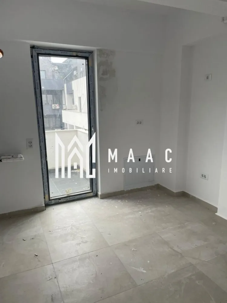 Apartament 2 camere | etaj2 | Dem. Radulescu| 70mp - MAAC IMOBILIARE vă propune spre vânzare un apartament modern cu 2 camere, decomandat, situat pe Bulevardul Dem Rădulescu din Râmnicu Vâlcea, într-un imobil nou, construit la standarde ridicate de calitate. Locuința are o suprafață utilă de 70,16 mp și este compartimentată eficient, oferind confort și funcționalitate. Apartamentul dispune de 2 balcoane, ideale pentru relaxare și pentru un plus de lumină naturală. Imobilul face parte dintr-un bloc modern cu regim de înălțime D+P+3, construit pe cadre din fier-beton, cu zidărie Porotherm de 30 cm și izolație exterioară de 10 cm, finisată cu tencuială decorativă. Construcția beneficiază de parcări private și este proiectată pentru un stil de viață confortabil și sigur. Apartamentul se predă finisat la cheie, cu materiale și dotări de calitate: -centrală termică proprie; -aer condiționat; -ferestre mari cu geam termopan de calitate; -gresie, faianță și parchet de proveniență Italia; -aparataj electric modular (tablou electric, prize și întrerupătoare); -corpuri sanitare complete; -ușă metalică la intrare și uși interioare din MDF. Proprietatea este ideală atât pentru locuire personală, cât și pentru investiție, fiind amplasată într-o zonă modernă și în continuă dezvoltare a orașului. Pentru mai multe informații sau programarea unei vizionări, echipa MAAC IMOBILIARE vă stă cu plăcere la dispoziție. CP2957180 }}