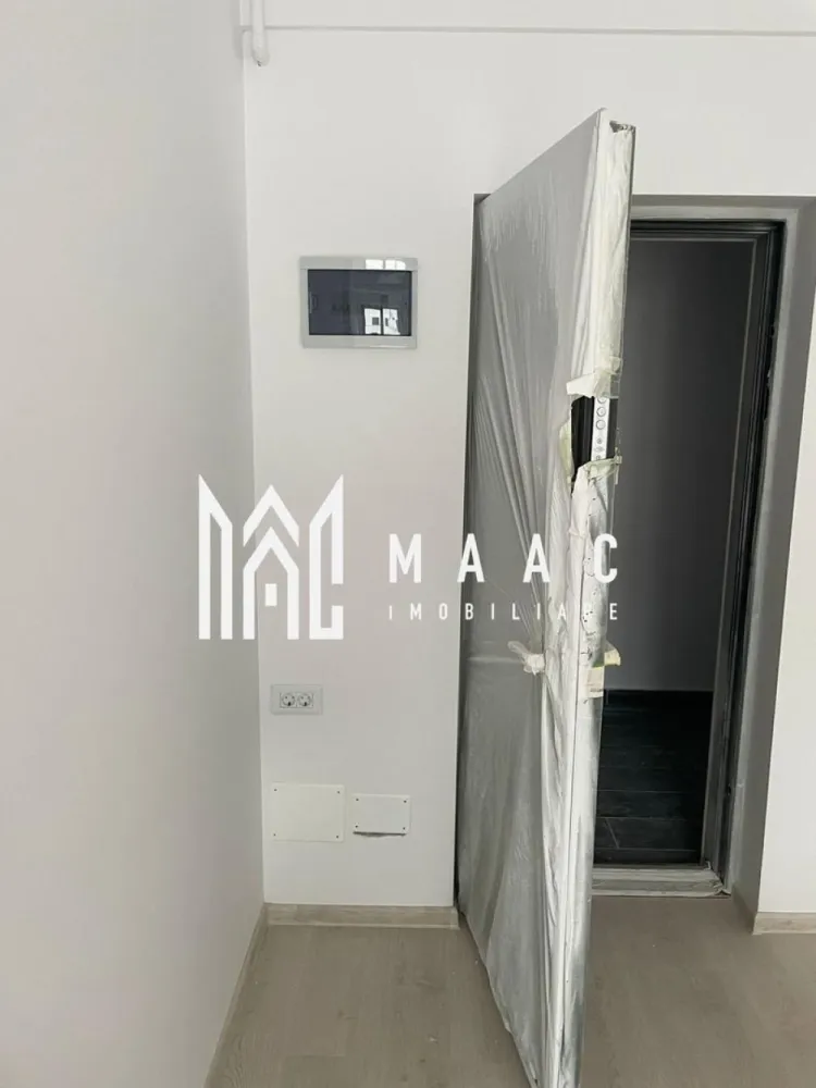 Apartament 2 camere | etaj2 | Dem. Radulescu| 70mp - MAAC IMOBILIARE vă propune spre vânzare un apartament modern cu 2 camere, decomandat, situat pe Bulevardul Dem Rădulescu din Râmnicu Vâlcea, într-un imobil nou, construit la standarde ridicate de calitate. Locuința are o suprafață utilă de 70,16 mp și este compartimentată eficient, oferind confort și funcționalitate. Apartamentul dispune de 2 balcoane, ideale pentru relaxare și pentru un plus de lumină naturală. Imobilul face parte dintr-un bloc modern cu regim de înălțime D+P+3, construit pe cadre din fier-beton, cu zidărie Porotherm de 30 cm și izolație exterioară de 10 cm, finisată cu tencuială decorativă. Construcția beneficiază de parcări private și este proiectată pentru un stil de viață confortabil și sigur. Apartamentul se predă finisat la cheie, cu materiale și dotări de calitate: -centrală termică proprie; -aer condiționat; -ferestre mari cu geam termopan de calitate; -gresie, faianță și parchet de proveniență Italia; -aparataj electric modular (tablou electric, prize și întrerupătoare); -corpuri sanitare complete; -ușă metalică la intrare și uși interioare din MDF. Proprietatea este ideală atât pentru locuire personală, cât și pentru investiție, fiind amplasată într-o zonă modernă și în continuă dezvoltare a orașului. Pentru mai multe informații sau programarea unei vizionări, echipa MAAC IMOBILIARE vă stă cu plăcere la dispoziție. CP2957180 }}