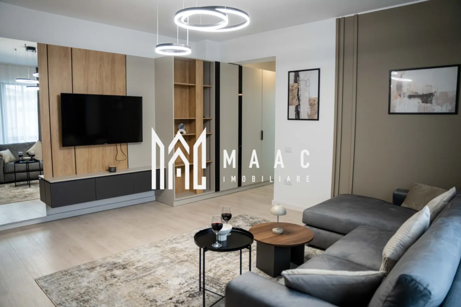 Apartament 2 camere |Tei Residence| Dem. Radulescu - MAAC IMOBILIARE vă propune spre vânzare un apartament cu 2 camere decomandat, mobilat si utilat, situat în complexul rezidențial de lux Tei Residence, pe Bulevardul Dem Rădulescu din Râmnicu Vâlcea, una dintre cele mai apreciate zone rezidențiale ale orașului. Proprietatea se află într-un bloc nou construit la standarde premium, oferind un echilibru perfect între confort, calitate și o locație excelentă. Detalii apartament: -compartimentare decomandată; -2 camere spațioase; -finisaje de înaltă calitate; -spații luminoase, cu lumină naturală din abundență; -compartimentare practică, ideală pentru un stil de viață modern. Parcare și facilități: -imobilul dispune de garaj subteran modern, care oferă siguranță și confort; -opțional, se poate achiziționa separat un loc de parcare subteran, cu acces direct către apartament prin lift; -complex securizat, monitorizat video; -spații verzi amenajate și zone comerciale la parter. Proprietatea este ideală atât pentru locuință personală, cât și pentru investiție, fiind amplasată într-o zonă cu cerere ridicată și dezvoltare continuă. Pentru mai multe informații sau pentru programarea unei vizionări, echipa MAAC IMOBILIARE vă stă cu plăcere la dispoziție. CP2957197 }}