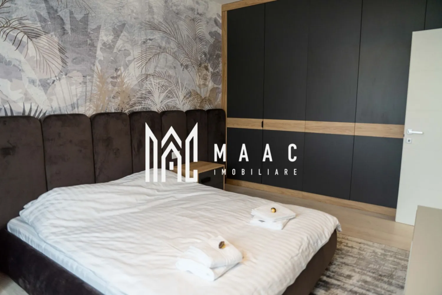 Apartament 2 camere |Tei Residence| Dem. Radulescu - MAAC IMOBILIARE vă propune spre vânzare un apartament cu 2 camere decomandat, mobilat si utilat, situat în complexul rezidențial de lux Tei Residence, pe Bulevardul Dem Rădulescu din Râmnicu Vâlcea, una dintre cele mai apreciate zone rezidențiale ale orașului. Proprietatea se află într-un bloc nou construit la standarde premium, oferind un echilibru perfect între confort, calitate și o locație excelentă. Detalii apartament: -compartimentare decomandată; -2 camere spațioase; -finisaje de înaltă calitate; -spații luminoase, cu lumină naturală din abundență; -compartimentare practică, ideală pentru un stil de viață modern. Parcare și facilități: -imobilul dispune de garaj subteran modern, care oferă siguranță și confort; -opțional, se poate achiziționa separat un loc de parcare subteran, cu acces direct către apartament prin lift; -complex securizat, monitorizat video; -spații verzi amenajate și zone comerciale la parter. Proprietatea este ideală atât pentru locuință personală, cât și pentru investiție, fiind amplasată într-o zonă cu cerere ridicată și dezvoltare continuă. Pentru mai multe informații sau pentru programarea unei vizionări, echipa MAAC IMOBILIARE vă stă cu plăcere la dispoziție. CP2957197 }}