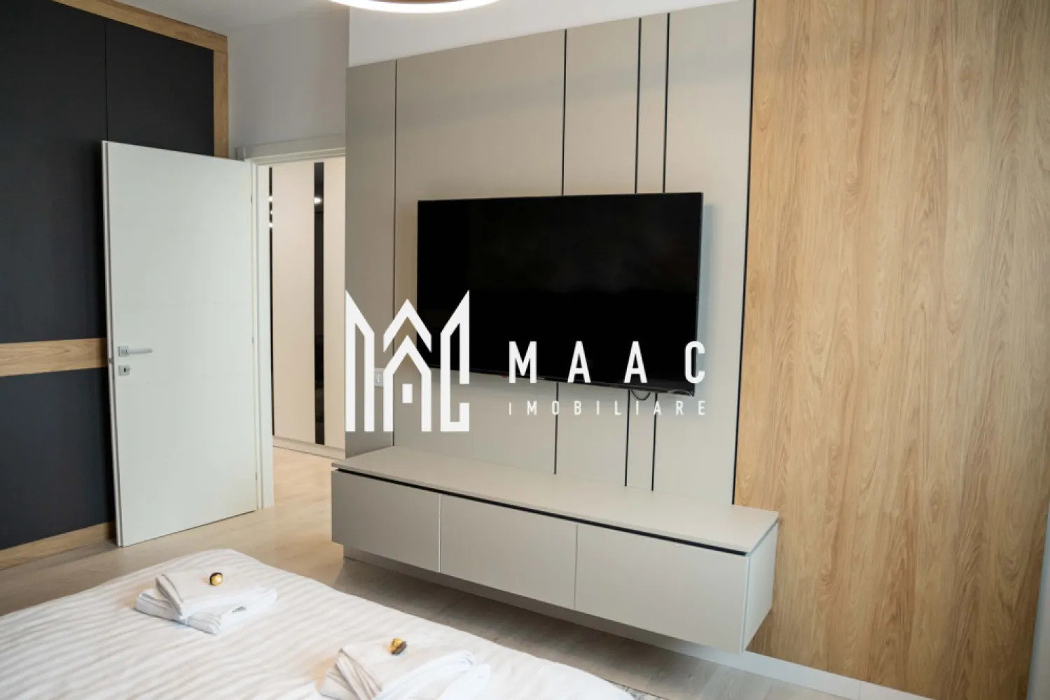 Apartament 2 camere |Tei Residence| Dem. Radulescu - MAAC IMOBILIARE vă propune spre vânzare un apartament cu 2 camere decomandat, mobilat si utilat, situat în complexul rezidențial de lux Tei Residence, pe Bulevardul Dem Rădulescu din Râmnicu Vâlcea, una dintre cele mai apreciate zone rezidențiale ale orașului. Proprietatea se află într-un bloc nou construit la standarde premium, oferind un echilibru perfect între confort, calitate și o locație excelentă. Detalii apartament: -compartimentare decomandată; -2 camere spațioase; -finisaje de înaltă calitate; -spații luminoase, cu lumină naturală din abundență; -compartimentare practică, ideală pentru un stil de viață modern. Parcare și facilități: -imobilul dispune de garaj subteran modern, care oferă siguranță și confort; -opțional, se poate achiziționa separat un loc de parcare subteran, cu acces direct către apartament prin lift; -complex securizat, monitorizat video; -spații verzi amenajate și zone comerciale la parter. Proprietatea este ideală atât pentru locuință personală, cât și pentru investiție, fiind amplasată într-o zonă cu cerere ridicată și dezvoltare continuă. Pentru mai multe informații sau pentru programarea unei vizionări, echipa MAAC IMOBILIARE vă stă cu plăcere la dispoziție. CP2957197 }}