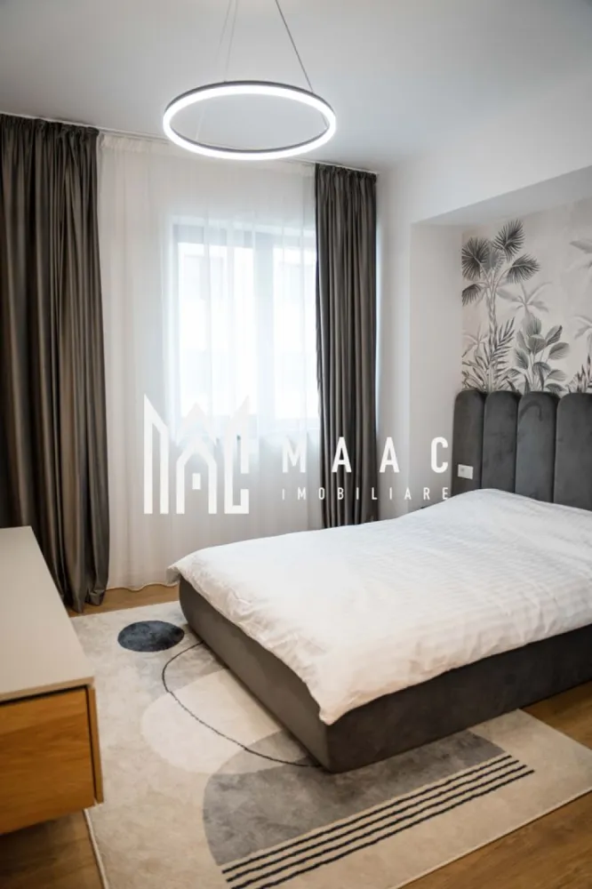Apartament 3 Camere |Tei Residence| Dem. Radulescu - MAAC IMOBILIARE vă propune spre vânzare un apartament cu 3 camere decomandat, situat în ansamblul rezidențial Tei Residence, pe Bulevardul Dem Rădulescu din Râmnicu Vâlcea, una dintre cele mai moderne și apreciate zone rezidențiale ale orașului. Apartamentul este amplasat într-un bloc nou, finalizat, construit la standarde moderne, oferind un nivel ridicat de confort, siguranță și funcționalitate. Compartimentarea decomandată asigură spații bine organizate, ideale pentru o familie care își dorește o locuință într-un complex rezidențial premium. Detalii principale: -număr camere: 3 -compartimentare: decomandată -locație: Tei Residence – Bd. Dem Rădulescu -loc de parcare subteran inclus în prețul afișat Facilități și beneficii ale complexului: -acces securizat și monitorizare video; -buncăr de adăpost pentru siguranță sporită; -zone verzi amenajate pentru relaxare; -spații comerciale la parter; -infrastructură modernă și finisaje de calitate superioară. Proprietatea reprezintă o alegere excelentă atât pentru locuință personală, cât și pentru investiție, fiind situată într-o zonă în plină dezvoltare a orașului, cu acces rapid către puncte de interes. Pentru mai multe informații sau pentru programarea unei vizionări, echipa MAAC IMOBILIARE vă stă cu plăcere la dispoziție. CP2957209 }}