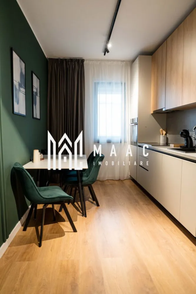 Apartament 3 Camere |Tei Residence| Dem. Radulescu - MAAC IMOBILIARE vă propune spre vânzare un apartament cu 3 camere decomandat, situat în ansamblul rezidențial Tei Residence, pe Bulevardul Dem Rădulescu din Râmnicu Vâlcea, una dintre cele mai moderne și apreciate zone rezidențiale ale orașului. Apartamentul este amplasat într-un bloc nou, finalizat, construit la standarde moderne, oferind un nivel ridicat de confort, siguranță și funcționalitate. Compartimentarea decomandată asigură spații bine organizate, ideale pentru o familie care își dorește o locuință într-un complex rezidențial premium. Detalii principale: -număr camere: 3 -compartimentare: decomandată -locație: Tei Residence – Bd. Dem Rădulescu -loc de parcare subteran inclus în prețul afișat Facilități și beneficii ale complexului: -acces securizat și monitorizare video; -buncăr de adăpost pentru siguranță sporită; -zone verzi amenajate pentru relaxare; -spații comerciale la parter; -infrastructură modernă și finisaje de calitate superioară. Proprietatea reprezintă o alegere excelentă atât pentru locuință personală, cât și pentru investiție, fiind situată într-o zonă în plină dezvoltare a orașului, cu acces rapid către puncte de interes. Pentru mai multe informații sau pentru programarea unei vizionări, echipa MAAC IMOBILIARE vă stă cu plăcere la dispoziție. CP2957209 }}