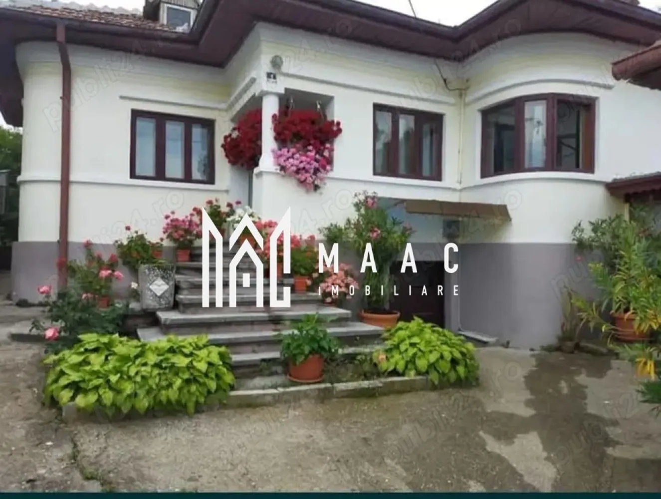 Casă de vânzare Goranu- Ramnicu Valcea| teren 1300mp| - MAAC IMOBILIARE vă propune spre vânzare o proprietate deosebită, situată în cartierul Goranu din Râmnicu Vâlcea, într-o zonă liniștită și apreciată pentru peisajele frumoase și aerul curat. Casa impresionează prin stilul brâncovenesc autentic și arhitectura aparte, oferind un farmec tradițional și un potențial excelent atât pentru locuință permanentă, cât și pentru o casă de vacanță. Proprietatea este amplasată pe un teren intravilan generos de 1300 mp, cu deschidere la stradă de 19 metri, existând și posibilitatea de extindere cu încă 450 mp. Terenul este poziționat pe un platou și include pomi fructiferi și viță-de-vie, oferind un cadru natural plăcut și intim. Caracteristici proprietate: Suprafață casă: aproximativ 127 mp Compartimentare: 6 camere -4 dormitoare -Bucătărie -Baie -Beci generos Utilități disponibile: -apă -curent electric -gaze naturale -fantana proprie Proprietatea oferă multiple posibilități de amenajare și extindere, fiind ideală pentru cei care își doresc spațiu, liniște și un stil arhitectural cu personalitate. Posibilitate de plată în rate. Pentru mai multe detalii sau pentru programarea unei vizionări, echipa MAAC IMOBILIARE vă stă cu drag la dispoziție. CP2957753 }}