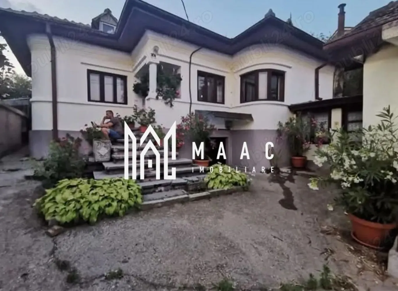 Casă de vânzare Goranu- Ramnicu Valcea| teren 1300mp| - MAAC IMOBILIARE vă propune spre vânzare o proprietate deosebită, situată în cartierul Goranu din Râmnicu Vâlcea, într-o zonă liniștită și apreciată pentru peisajele frumoase și aerul curat. Casa impresionează prin stilul brâncovenesc autentic și arhitectura aparte, oferind un farmec tradițional și un potențial excelent atât pentru locuință permanentă, cât și pentru o casă de vacanță. Proprietatea este amplasată pe un teren intravilan generos de 1300 mp, cu deschidere la stradă de 19 metri, existând și posibilitatea de extindere cu încă 450 mp. Terenul este poziționat pe un platou și include pomi fructiferi și viță-de-vie, oferind un cadru natural plăcut și intim. Caracteristici proprietate: Suprafață casă: aproximativ 127 mp Compartimentare: 6 camere -4 dormitoare -Bucătărie -Baie -Beci generos Utilități disponibile: -apă -curent electric -gaze naturale -fantana proprie Proprietatea oferă multiple posibilități de amenajare și extindere, fiind ideală pentru cei care își doresc spațiu, liniște și un stil arhitectural cu personalitate. Posibilitate de plată în rate. Pentru mai multe detalii sau pentru programarea unei vizionări, echipa MAAC IMOBILIARE vă stă cu drag la dispoziție. CP2957753 }}