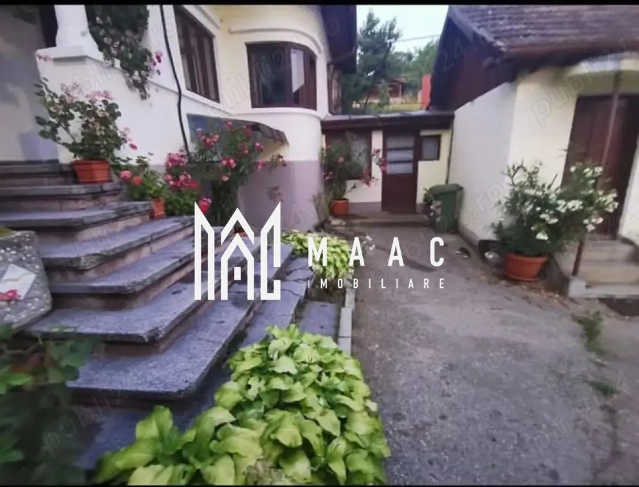 Casă de vânzare Goranu- Ramnicu Valcea| teren 1300mp| - MAAC IMOBILIARE vă propune spre vânzare o proprietate deosebită, situată în cartierul Goranu din Râmnicu Vâlcea, într-o zonă liniștită și apreciată pentru peisajele frumoase și aerul curat. Casa impresionează prin stilul brâncovenesc autentic și arhitectura aparte, oferind un farmec tradițional și un potențial excelent atât pentru locuință permanentă, cât și pentru o casă de vacanță. Proprietatea este amplasată pe un teren intravilan generos de 1300 mp, cu deschidere la stradă de 19 metri, existând și posibilitatea de extindere cu încă 450 mp. Terenul este poziționat pe un platou și include pomi fructiferi și viță-de-vie, oferind un cadru natural plăcut și intim. Caracteristici proprietate: Suprafață casă: aproximativ 127 mp Compartimentare: 6 camere -4 dormitoare -Bucătărie -Baie -Beci generos Utilități disponibile: -apă -curent electric -gaze naturale -fantana proprie Proprietatea oferă multiple posibilități de amenajare și extindere, fiind ideală pentru cei care își doresc spațiu, liniște și un stil arhitectural cu personalitate. Posibilitate de plată în rate. Pentru mai multe detalii sau pentru programarea unei vizionări, echipa MAAC IMOBILIARE vă stă cu drag la dispoziție. CP2957753 }}