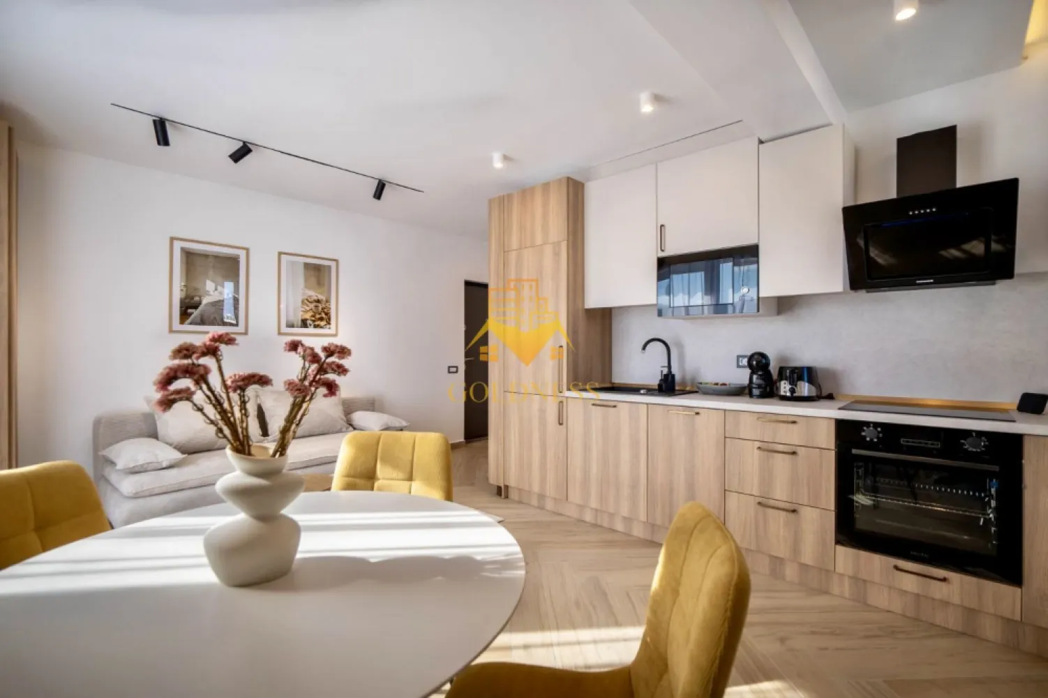 2 camere open space, Premium, Terasa 150 mp, Parcare, Intre Lacuri - GOLDNESS Imobiliare vă propune spre închiriere un apartament cu 2 camere open space, complet mobilat și utilat, la etajul 5 într-un imobil de 5 etaje, în Cartierul Intre Lacuri. Dispune de loc de parcare contra cost, 80 euro! Se află în apropierea stațiilor de transport în comun, magazine, restaurante, spații verzi, farmacii, etc. Apartamentul este compartimentat astfel: - dormitor cu pat matrimonial, dressing, noptiere - living cu bucatarie open space complet utilată și mobilată, canapea extensibilă, loc de servit masa - baie cu dus walk-in, dulap pentru depozitare. - terasa de 150 mp. Imobilul este dotat cu toate cele necesare- centrală proprie, frigider, aragaz, hotă, mașină de spălat haine, si vase, Aer condiționat, etc. Dacă sunteți interesați de acest apartament și doriți să îl vizionați, dar și pentru alte oferte nu ezitați să ne contactați telefonic sau prin e-mail. Vă stăm la dispoziție! Pentru intermediere se percepe un comision de 50% din prețul chiriei! }}