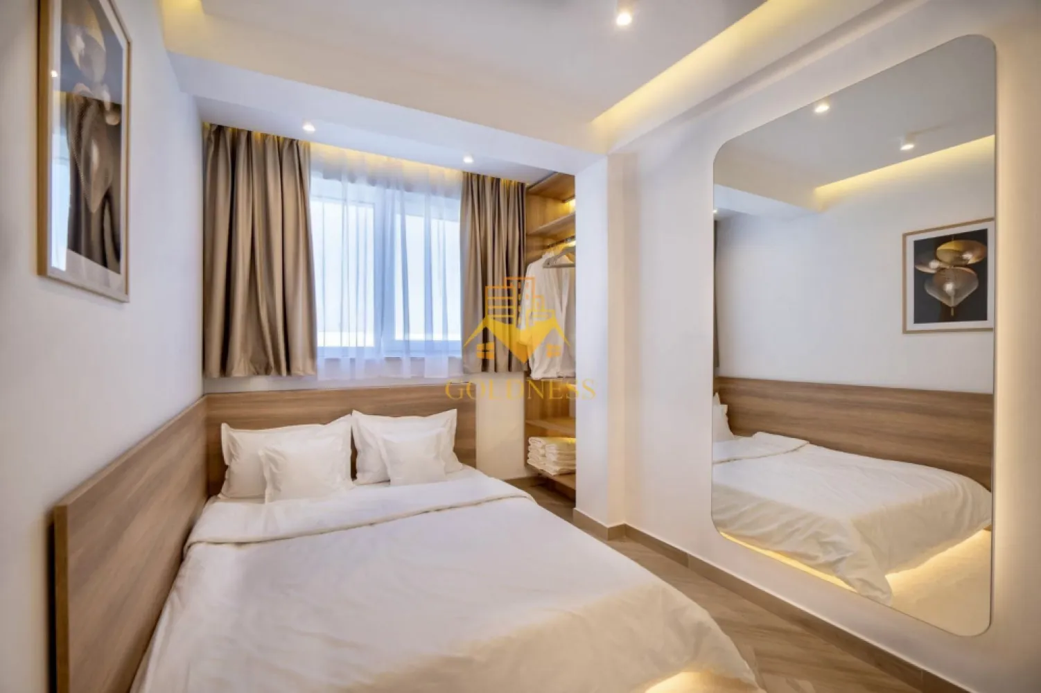 2 camere open space, Premium, Terasa 150 mp, Parcare, Intre Lacuri - GOLDNESS Imobiliare vă propune spre închiriere un apartament cu 2 camere open space, complet mobilat și utilat, la etajul 5 într-un imobil de 5 etaje, în Cartierul Intre Lacuri. Dispune de loc de parcare contra cost, 80 euro! Se află în apropierea stațiilor de transport în comun, magazine, restaurante, spații verzi, farmacii, etc. Apartamentul este compartimentat astfel: - dormitor cu pat matrimonial, dressing, noptiere - living cu bucatarie open space complet utilată și mobilată, canapea extensibilă, loc de servit masa - baie cu dus walk-in, dulap pentru depozitare. - terasa de 150 mp. Imobilul este dotat cu toate cele necesare- centrală proprie, frigider, aragaz, hotă, mașină de spălat haine, si vase, Aer condiționat, etc. Dacă sunteți interesați de acest apartament și doriți să îl vizionați, dar și pentru alte oferte nu ezitați să ne contactați telefonic sau prin e-mail. Vă stăm la dispoziție! Pentru intermediere se percepe un comision de 50% din prețul chiriei! }}