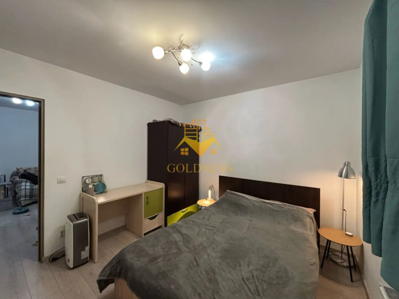 2 camere, modern, parcare, Horea, Crisana, Mihai Viteazu, Pet Friendly - GOLDNESS Imobiliare vă propune spre închiriere un apartament cu 2 camere complet mobilat și utilat, la parter într-un imobil de 4 etaje, în Zona Centrala. Dispune de loc de parcare! Se află în apropierea stațiilor de transport în comun, magazine, restaurante, spații verzi, farmacii, etc. Apartamentul este compartimentat astfel: - dormitor cu pat matrimonial, dressing, noptiere - living cu canapea extensibila, spatiu pentru depozitare - bucatarie complet mobilata, utilata, loc de luat masa - baie cu cada, calorifer port prosop și dulap pentru depozitare. Imobilul este dotat cu toate cele necesare- centrală proprie, frigider, aragaz, hotă, mașină de spălat haine, etc. Dacă sunteți interesați de acest apartament și doriți să îl vizionați, dar și pentru alte oferte nu ezitați să ne contactați telefonic sau prin e-mail. Vă stăm la dispoziție! Pentru intermediere se percepe un comision de 50% din prețul chiriei! }}