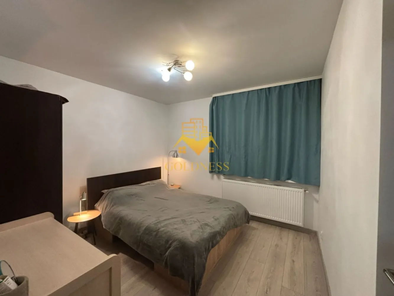 2 camere, modern, parcare, Horea, Crisana, Mihai Viteazu, Pet Friendly - GOLDNESS Imobiliare vă propune spre închiriere un apartament cu 2 camere complet mobilat și utilat, la parter într-un imobil de 4 etaje, în Zona Centrala. Dispune de loc de parcare! Se află în apropierea stațiilor de transport în comun, magazine, restaurante, spații verzi, farmacii, etc. Apartamentul este compartimentat astfel: - dormitor cu pat matrimonial, dressing, noptiere - living cu canapea extensibila, spatiu pentru depozitare - bucatarie complet mobilata, utilata, loc de luat masa - baie cu cada, calorifer port prosop și dulap pentru depozitare. Imobilul este dotat cu toate cele necesare- centrală proprie, frigider, aragaz, hotă, mașină de spălat haine, etc. Dacă sunteți interesați de acest apartament și doriți să îl vizionați, dar și pentru alte oferte nu ezitați să ne contactați telefonic sau prin e-mail. Vă stăm la dispoziție! Pentru intermediere se percepe un comision de 50% din prețul chiriei! }}