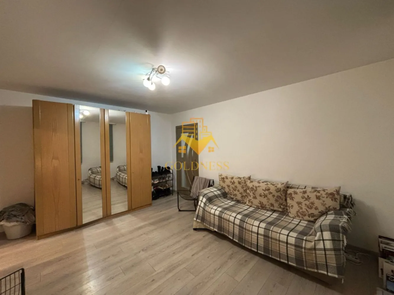 2 camere, modern, parcare, Horea, Crisana, Mihai Viteazu, Pet Friendly - GOLDNESS Imobiliare vă propune spre închiriere un apartament cu 2 camere complet mobilat și utilat, la parter într-un imobil de 4 etaje, în Zona Centrala. Dispune de loc de parcare! Se află în apropierea stațiilor de transport în comun, magazine, restaurante, spații verzi, farmacii, etc. Apartamentul este compartimentat astfel: - dormitor cu pat matrimonial, dressing, noptiere - living cu canapea extensibila, spatiu pentru depozitare - bucatarie complet mobilata, utilata, loc de luat masa - baie cu cada, calorifer port prosop și dulap pentru depozitare. Imobilul este dotat cu toate cele necesare- centrală proprie, frigider, aragaz, hotă, mașină de spălat haine, etc. Dacă sunteți interesați de acest apartament și doriți să îl vizionați, dar și pentru alte oferte nu ezitați să ne contactați telefonic sau prin e-mail. Vă stăm la dispoziție! Pentru intermediere se percepe un comision de 50% din prețul chiriei! }}