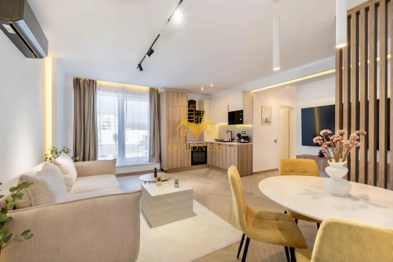 3 camere open space, Premium, Terasa 250 mp, Parcare, Intre Lacuri - GOLDNESS Imobiliare vă propune spre închiriere un apartament cu 3 camere open space, complet mobilat și utilat, la etajul 5 într-un imobil de 5 etaje, în Cartierul Intre Lacuri. Dispune de loc de parcare contra cost, 80 euro! Se află în apropierea stațiilor de transport în comun, magazine, restaurante, spații verzi, farmacii, etc. Apartamentul este compartimentat astfel: - dormitor cu pat matrimonial, dressing, noptiere - dormitor cu pat matrimonial, dressing, birou - living cu bucatarie open space complet utilată și mobilată, canapea extensibilă, loc de servit masa, AC - baie cu dus walk-in, dulap pentru depozitare. - terasa de 250 mp, cu foisor si jacuzzi incalzit Imobilul este dotat cu toate cele necesare- centrală proprie, frigider, aragaz, hotă, mașină de spălat haine, si vase, Aer condiționat, etc. Dacă sunteți interesați de acest apartament și doriți să îl vizionați, dar și pentru alte oferte nu ezitați să ne contactați telefonic sau prin e-mail. Vă stăm la dispoziție! Pentru intermediere se percepe un comision de 50% din prețul chiriei! }}