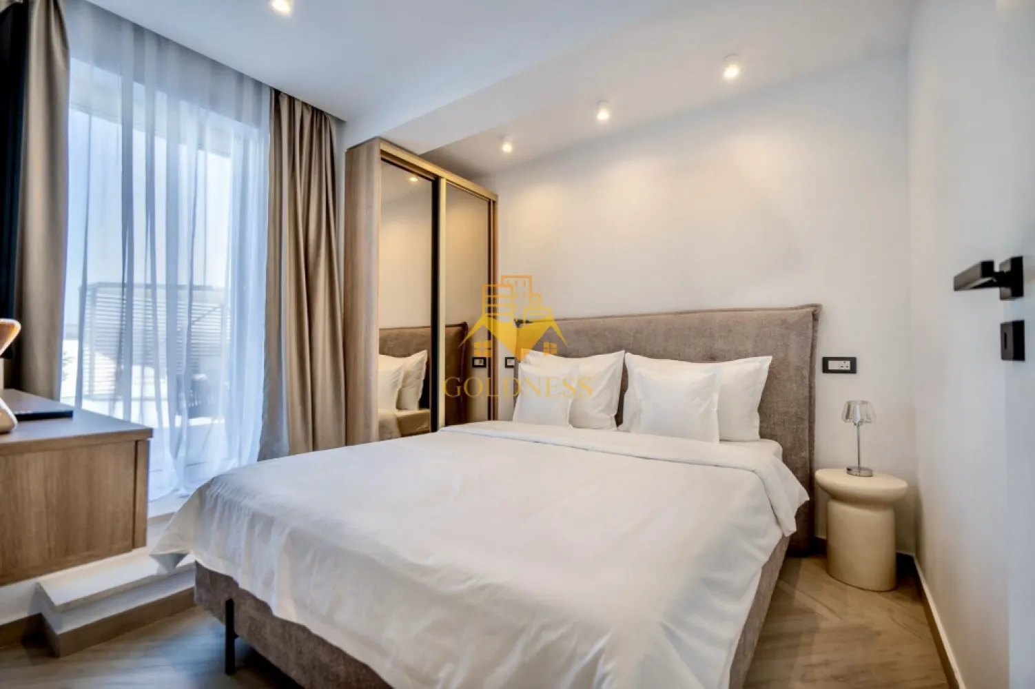 3 camere open space, Premium, Terasa 250 mp, Parcare, Intre Lacuri - GOLDNESS Imobiliare vă propune spre închiriere un apartament cu 3 camere open space, complet mobilat și utilat, la etajul 5 într-un imobil de 5 etaje, în Cartierul Intre Lacuri. Dispune de loc de parcare contra cost, 80 euro! Se află în apropierea stațiilor de transport în comun, magazine, restaurante, spații verzi, farmacii, etc. Apartamentul este compartimentat astfel: - dormitor cu pat matrimonial, dressing, noptiere - dormitor cu pat matrimonial, dressing, birou - living cu bucatarie open space complet utilată și mobilată, canapea extensibilă, loc de servit masa, AC - baie cu dus walk-in, dulap pentru depozitare. - terasa de 250 mp, cu foisor si jacuzzi incalzit Imobilul este dotat cu toate cele necesare- centrală proprie, frigider, aragaz, hotă, mașină de spălat haine, si vase, Aer condiționat, etc. Dacă sunteți interesați de acest apartament și doriți să îl vizionați, dar și pentru alte oferte nu ezitați să ne contactați telefonic sau prin e-mail. Vă stăm la dispoziție! Pentru intermediere se percepe un comision de 50% din prețul chiriei! }}