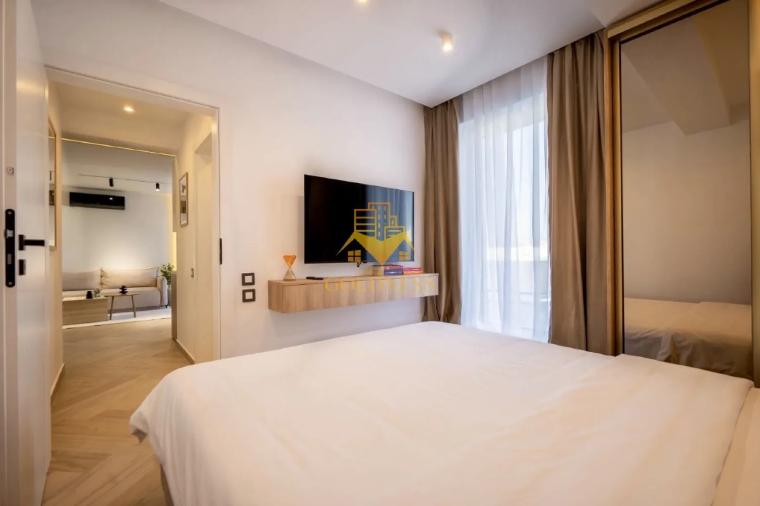 3 camere open space, Premium, Terasa 250 mp, Parcare, Intre Lacuri - GOLDNESS Imobiliare vă propune spre închiriere un apartament cu 3 camere open space, complet mobilat și utilat, la etajul 5 într-un imobil de 5 etaje, în Cartierul Intre Lacuri. Dispune de loc de parcare contra cost, 80 euro! Se află în apropierea stațiilor de transport în comun, magazine, restaurante, spații verzi, farmacii, etc. Apartamentul este compartimentat astfel: - dormitor cu pat matrimonial, dressing, noptiere - dormitor cu pat matrimonial, dressing, birou - living cu bucatarie open space complet utilată și mobilată, canapea extensibilă, loc de servit masa, AC - baie cu dus walk-in, dulap pentru depozitare. - terasa de 250 mp, cu foisor si jacuzzi incalzit Imobilul este dotat cu toate cele necesare- centrală proprie, frigider, aragaz, hotă, mașină de spălat haine, si vase, Aer condiționat, etc. Dacă sunteți interesați de acest apartament și doriți să îl vizionați, dar și pentru alte oferte nu ezitați să ne contactați telefonic sau prin e-mail. Vă stăm la dispoziție! Pentru intermediere se percepe un comision de 50% din prețul chiriei! }}