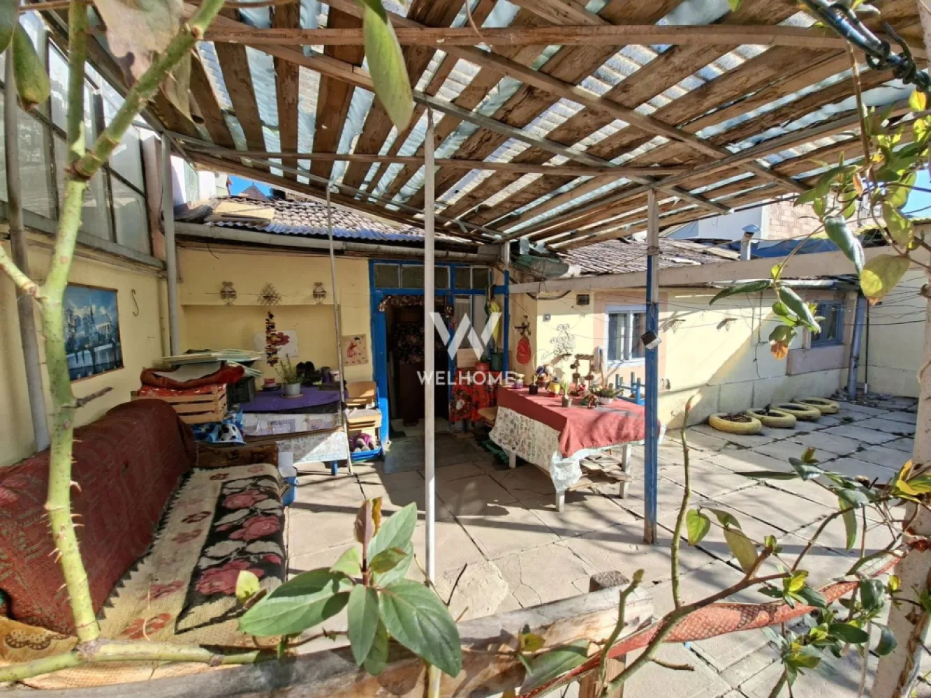 Casa Turnisor, cu teren generos 1075m2 - Casă de locuit cu suprafața utilă de 82 mp, situată pe un teren generos de 1075 mp, ideală pentru cei care își doresc spațiu, liniște și oportunități de dezvoltare. Locuința este compartimentată practic și dispune de 3 camere, baie, antreu, hol și debara, oferind un spațiu confortabil pentru locuit. În plus, proprietatea beneficiază de subsol, unde se regăsesc hol cu casa scării, sas, pivniță, cameră tehnică și bucătărie – spații foarte utile pentru depozitare sau diverse activități gospodărești. Terenul mare reprezintă un mare avantaj, oferind posibilitatea amenajării unei grădini, construirii unor anexe sau chiar dezvoltării unui proiect imobiliar. Proprietatea este o alegere excelentă atât pentru locuință personală, cât și pentru investiție, datorită suprafeței terenului și potențialului pe care îl oferă. 📞 Oportunitate rară – merită văzută Pentru vizionari: 0740154900 pret: 220.000 euro }}