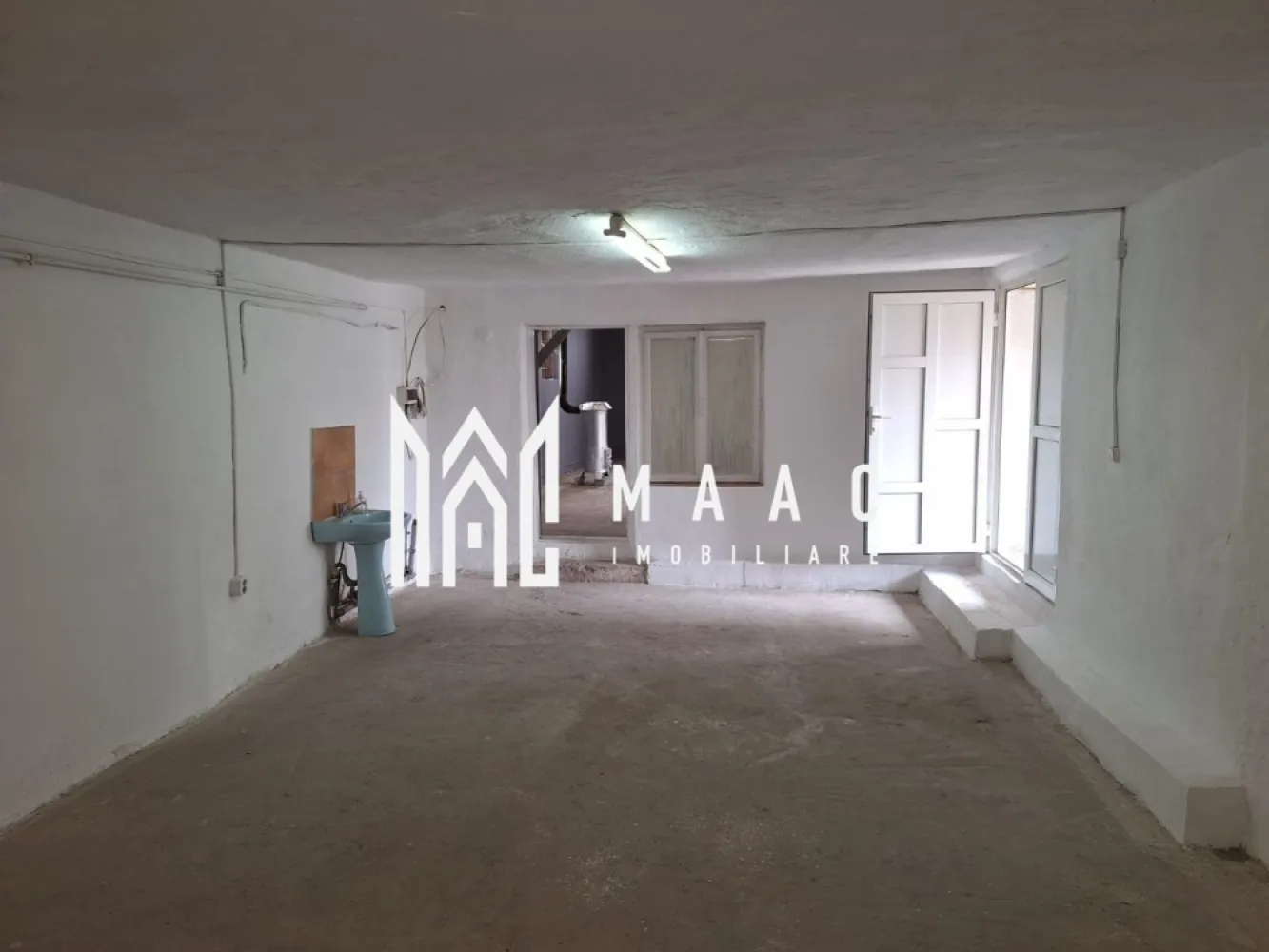 Spațiu de închiriat – 110 mp – Turnișor, Sibiu - MAAC Imobiliare va ofera spre inchiriere un spațiu cu suprafața utilă de 110 mp, situat în cartierul Turnișor din Sibiu, cu intrare separată din strada D.D. Roșca, ușor accesibil pentru activități comerciale sau de producție. Spațiul este recent renovat și este compartimentat în două încăperi spațioase, oferind flexibilitate pentru diferite tipuri de activități. Utilități disponibile: apă gaz curent electric posibilitate de încălzire și cu lemne Datorită compartimentării și accesului facil, spațiul se pretează pentru diverse activități logistice, depozitare, producție, atelier sau alte activități comerciale. În trecut, spațiul a funcționat ca atelier de tâmplărie, fiind potrivit pentru activități similare sau alte domenii care necesită spațiu de lucru generos. Avantaje: acces separat din stradă suprafață generoasă – 110 mp spațiu recent renovat utilități complete potrivit pentru mai multe tipuri de activități Condiții de închiriere: Se percepe o garanție în cuantumul unei chirii lunare. Pentru mai multe detalii și programarea unei vizionări, vă invităm să contactați Maac Imobiliare, specificând ID: CP2901998. }}