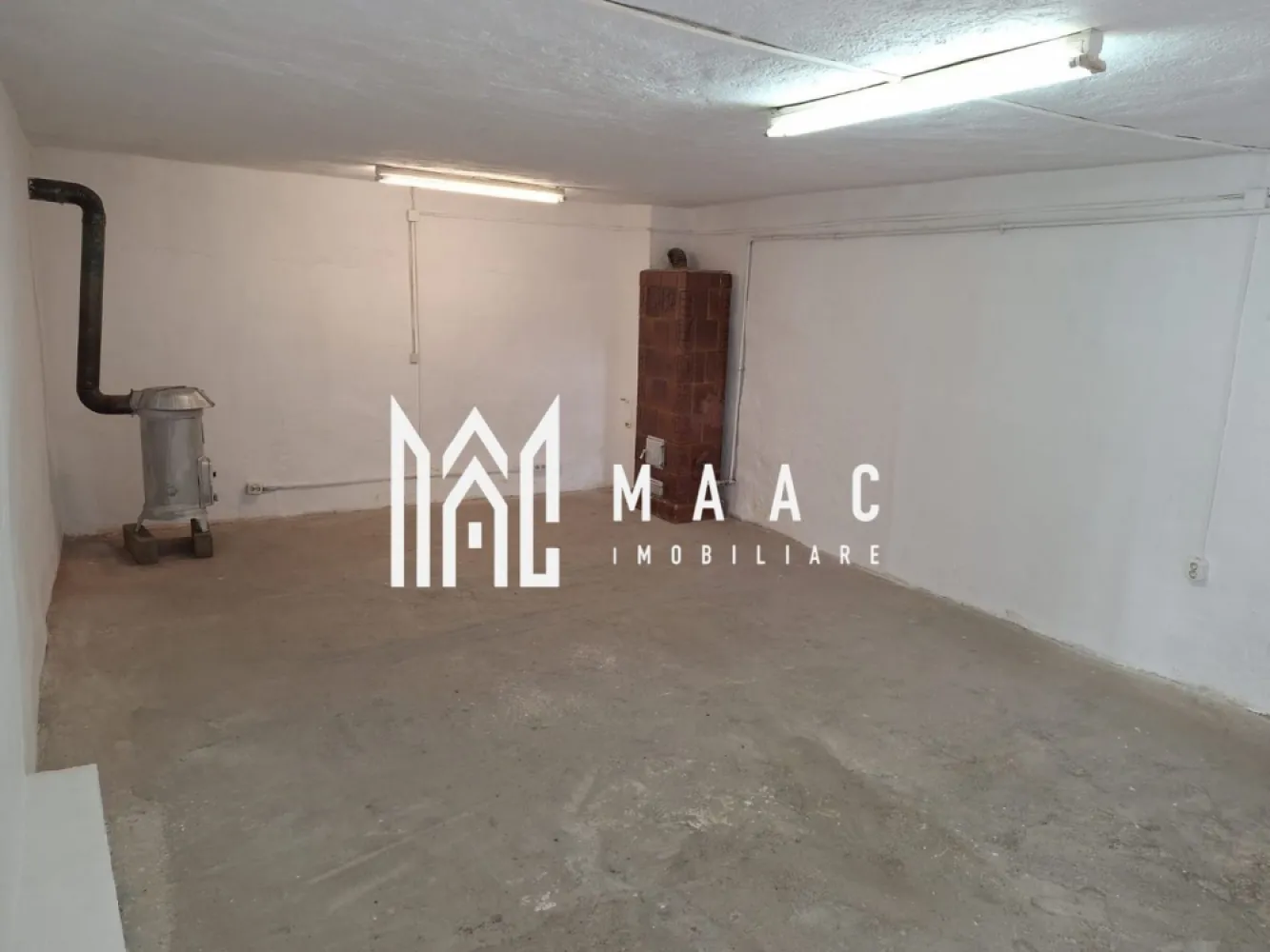 Spațiu de închiriat – 110 mp – Turnișor, Sibiu - MAAC Imobiliare va ofera spre inchiriere un spațiu cu suprafața utilă de 110 mp, situat în cartierul Turnișor din Sibiu, cu intrare separată din strada D.D. Roșca, ușor accesibil pentru activități comerciale sau de producție. Spațiul este recent renovat și este compartimentat în două încăperi spațioase, oferind flexibilitate pentru diferite tipuri de activități. Utilități disponibile: apă gaz curent electric posibilitate de încălzire și cu lemne Datorită compartimentării și accesului facil, spațiul se pretează pentru diverse activități logistice, depozitare, producție, atelier sau alte activități comerciale. În trecut, spațiul a funcționat ca atelier de tâmplărie, fiind potrivit pentru activități similare sau alte domenii care necesită spațiu de lucru generos. Avantaje: acces separat din stradă suprafață generoasă – 110 mp spațiu recent renovat utilități complete potrivit pentru mai multe tipuri de activități Condiții de închiriere: Se percepe o garanție în cuantumul unei chirii lunare. Pentru mai multe detalii și programarea unei vizionări, vă invităm să contactați Maac Imobiliare, specificând ID: CP2901998. }}