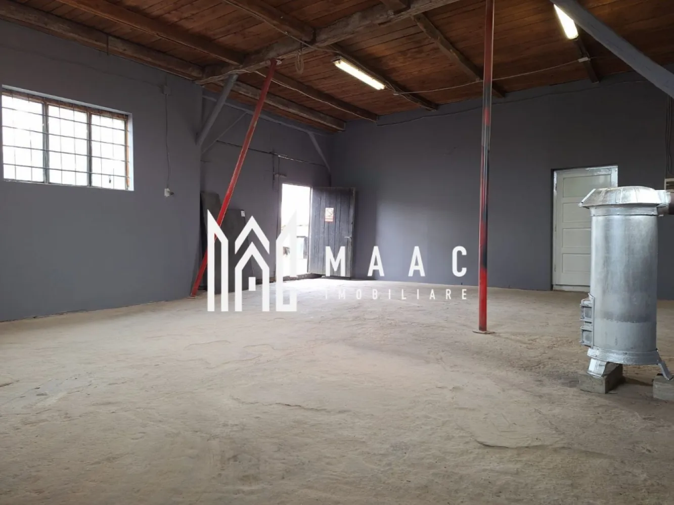 Spațiu de închiriat – 110 mp – Turnișor, Sibiu - MAAC Imobiliare va ofera spre inchiriere un spațiu cu suprafața utilă de 110 mp, situat în cartierul Turnișor din Sibiu, cu intrare separată din strada D.D. Roșca, ușor accesibil pentru activități comerciale sau de producție. Spațiul este recent renovat și este compartimentat în două încăperi spațioase, oferind flexibilitate pentru diferite tipuri de activități. Utilități disponibile: apă gaz curent electric posibilitate de încălzire și cu lemne Datorită compartimentării și accesului facil, spațiul se pretează pentru diverse activități logistice, depozitare, producție, atelier sau alte activități comerciale. În trecut, spațiul a funcționat ca atelier de tâmplărie, fiind potrivit pentru activități similare sau alte domenii care necesită spațiu de lucru generos. Avantaje: acces separat din stradă suprafață generoasă – 110 mp spațiu recent renovat utilități complete potrivit pentru mai multe tipuri de activități Condiții de închiriere: Se percepe o garanție în cuantumul unei chirii lunare. Pentru mai multe detalii și programarea unei vizionări, vă invităm să contactați Maac Imobiliare, specificând ID: CP2901998. }}