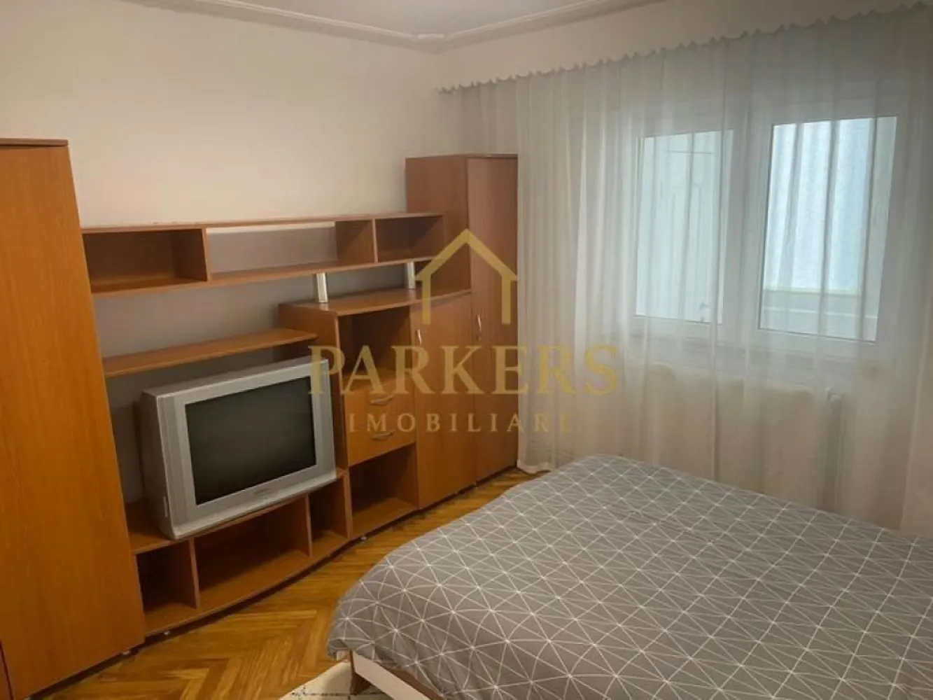 Apartament cu 2 dormitoare de vânzare, balcon închis, zona Mărăști - Parkers Imobiliare vă propune spre vânzare un apartament cu 3 camere, situat în cartierul Mărăști, în zona străzii Fabricii de Zahăr, o locație bine conectată la principalele puncte de interes ale orașului și la mijloacele de transport în comun. Apartamentul este amplasat la parterul unui imobil cu 4 etaje și beneficiază de o compartimentare decomandată, oferind confort și funcționalitate pentru viitorii proprietari. Detalii proprietate: - Suprafață utilă: 53 mp - Balcon: aprox. 4 mp - Etaj: parter din 4 - An construcție: 1989 - Compartimentare: decomandată Proprietatea se vinde mobilată și utilată, fiind pregătită pentru mutare imediată. Apartamentul dispune de centrală termică proprie și ferestre PVC cu geam termopan, oferind confort termic și eficiență energetică. Compartimentare: - 2 dormitoare - living cu bucătărie - baie - balcon Avantaje: - bloc renovat, cu acces securizat prin interfon - hidroizolația acoperișului refăcută în 2025 - zonă bine deservită de transport public - apropiere de magazine, servicii și alte puncte de interes Proprietatea este disponibilă imediat, fiind o alegere potrivită atât pentru locuință proprie, cât și pentru investiție. }}