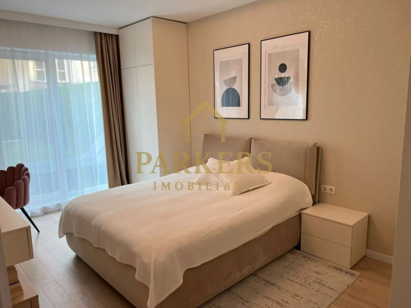 Apartament modern 2 camere și grădină proprie, semicentral-Record Park - Parkers Imobiliare vă propune spre vânzare un apartament deosebit cu 2 camere, situat în incinta ansamblului rezidențial Record Park, una dintre cele mai apreciate și căutate zone semicentrale din Cluj-Napoca, cu acces rapid către centrul orașului și principalele puncte de interes. Apartamentul impresionează prin designul interior realizat cu ajutorul unui designer, finisajele atent alese și compartimentarea eficientă, care oferă un spațiu modern, confortabil și bine organizat. Detalii proprietate: - Suprafață utilă: 57 mp - Grădină proprie: 77 mp - Compartimentare: living cu bucătărie, dormitor matrimonial, hol, baie - Design interior realizat cu ajutorul unui designer - Spații de depozitare integrate inteligent Unul dintre principalele atuuri ale proprietății este grădina proprie de 77 mp, un spațiu generos și rar întâlnit în această zonă. Aceasta include o terasă amenajată cu deck din lemn, ideală pentru relaxare, socializare sau momente petrecute în aer liber. Parcare: - loc de parcare subteran disponibil - spațiu suplimentar de depozitare tip dulap metalic cu închidere jaluzea - preț: 25.000 euro - achiziția parcării nu este obligatorie Avantaje ale zonei: - ansamblu rezidențial modern și apreciat - aproximativ 1 km de Piața Mihai Viteazu - acces rapid către centru, universități și mijloace de transport -apropiere de magazine, restaurante și servicii Dacă îți dorești confortul unui apartament modern, aproape de inima orașului, dar cu intimitatea și relaxarea oferite de o grădină proprie, această proprietate poate fi alegerea ideală. }}