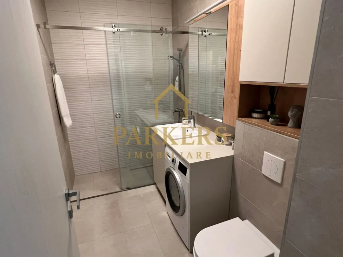 Apartament modern 2 camere și grădină proprie, semicentral-Record Park - Parkers Imobiliare vă propune spre vânzare un apartament deosebit cu 2 camere, situat în incinta ansamblului rezidențial Record Park, una dintre cele mai apreciate și căutate zone semicentrale din Cluj-Napoca, cu acces rapid către centrul orașului și principalele puncte de interes. Apartamentul impresionează prin designul interior realizat cu ajutorul unui designer, finisajele atent alese și compartimentarea eficientă, care oferă un spațiu modern, confortabil și bine organizat. Detalii proprietate: - Suprafață utilă: 57 mp - Grădină proprie: 77 mp - Compartimentare: living cu bucătărie, dormitor matrimonial, hol, baie - Design interior realizat cu ajutorul unui designer - Spații de depozitare integrate inteligent Unul dintre principalele atuuri ale proprietății este grădina proprie de 77 mp, un spațiu generos și rar întâlnit în această zonă. Aceasta include o terasă amenajată cu deck din lemn, ideală pentru relaxare, socializare sau momente petrecute în aer liber. Parcare: - loc de parcare subteran disponibil - spațiu suplimentar de depozitare tip dulap metalic cu închidere jaluzea - preț: 25.000 euro - achiziția parcării nu este obligatorie Avantaje ale zonei: - ansamblu rezidențial modern și apreciat - aproximativ 1 km de Piața Mihai Viteazu - acces rapid către centru, universități și mijloace de transport -apropiere de magazine, restaurante și servicii Dacă îți dorești confortul unui apartament modern, aproape de inima orașului, dar cu intimitatea și relaxarea oferite de o grădină proprie, această proprietate poate fi alegerea ideală. }}