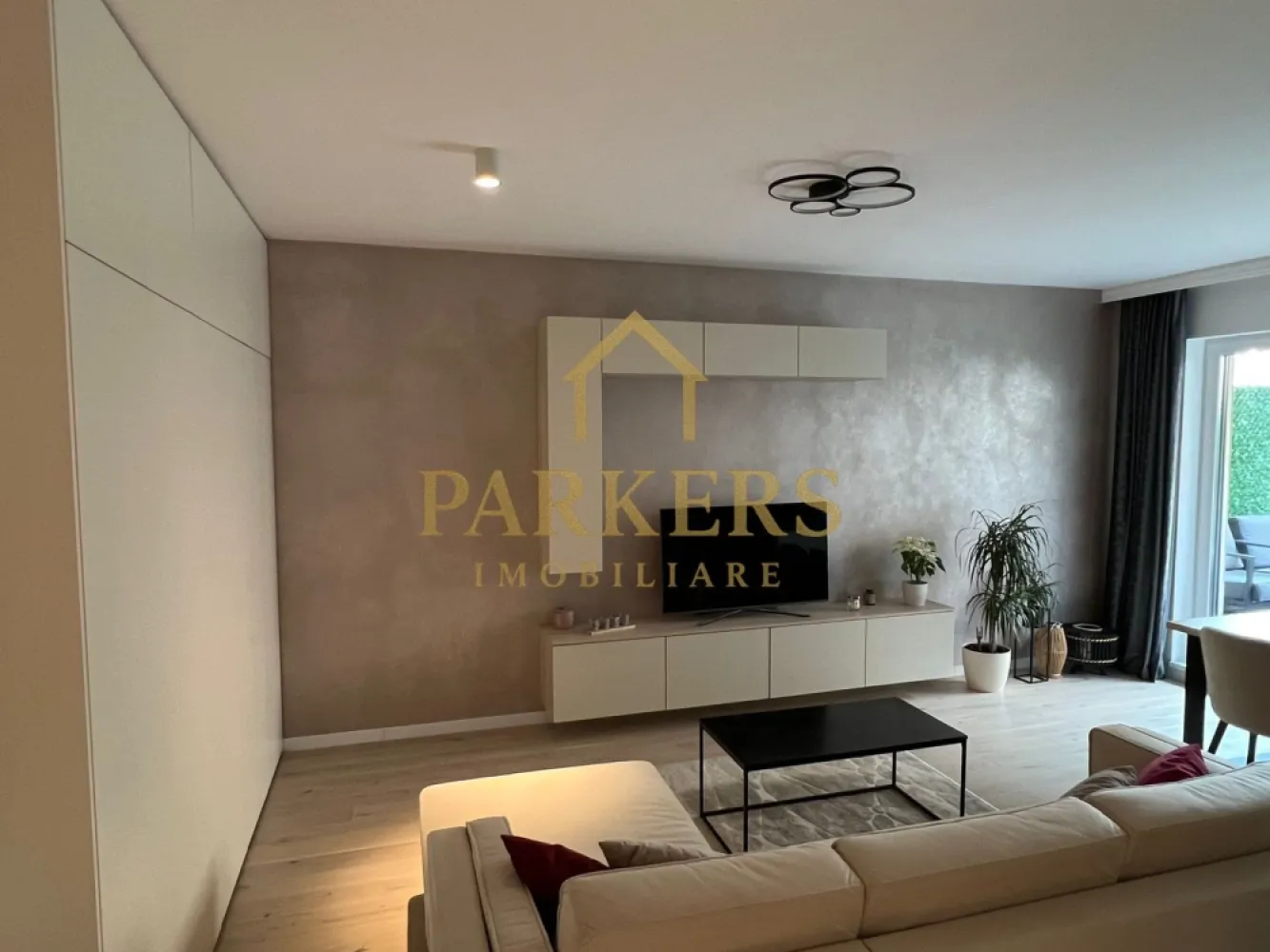 Apartament modern 2 camere și grădină proprie, semicentral-Record Park - Parkers Imobiliare vă propune spre vânzare un apartament deosebit cu 2 camere, situat în incinta ansamblului rezidențial Record Park, una dintre cele mai apreciate și căutate zone semicentrale din Cluj-Napoca, cu acces rapid către centrul orașului și principalele puncte de interes. Apartamentul impresionează prin designul interior realizat cu ajutorul unui designer, finisajele atent alese și compartimentarea eficientă, care oferă un spațiu modern, confortabil și bine organizat. Detalii proprietate: - Suprafață utilă: 57 mp - Grădină proprie: 77 mp - Compartimentare: living cu bucătărie, dormitor matrimonial, hol, baie - Design interior realizat cu ajutorul unui designer - Spații de depozitare integrate inteligent Unul dintre principalele atuuri ale proprietății este grădina proprie de 77 mp, un spațiu generos și rar întâlnit în această zonă. Aceasta include o terasă amenajată cu deck din lemn, ideală pentru relaxare, socializare sau momente petrecute în aer liber. Parcare: - loc de parcare subteran disponibil - spațiu suplimentar de depozitare tip dulap metalic cu închidere jaluzea - preț: 25.000 euro - achiziția parcării nu este obligatorie Avantaje ale zonei: - ansamblu rezidențial modern și apreciat - aproximativ 1 km de Piața Mihai Viteazu - acces rapid către centru, universități și mijloace de transport -apropiere de magazine, restaurante și servicii Dacă îți dorești confortul unui apartament modern, aproape de inima orașului, dar cu intimitatea și relaxarea oferite de o grădină proprie, această proprietate poate fi alegerea ideală. }}