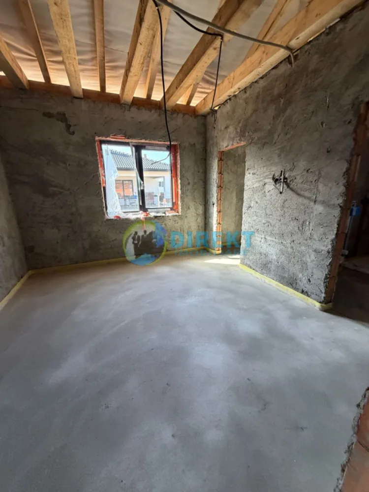 Casa noua , strada Sigmirului - Casă nouă de vânzare – Sigmir (Bistrița) Se oferă spre vânzare casă individuală situată în zona liniștită Sigmir, perfectă pentru o familie care își dorește confort, spațiu și intimitate. ✨ Casa se predă complet finisată „la cheie”, cu materiale de calitate și atenție la detalii. 📐 Compartimentare practică: suprafata construita 120 mp, utila 107 mp . • Living spațios cu bucătărie open-space • 3 dormitoare • 2 băi • Hol • Terasă 🏠 Detalii proprietate: • Construcție nouă • Suprafață utilă generoasă • Teren intravila 500 mp , curte proprie . • Zonă nouă de case, foarte liniștită. • Acces facil către oraș 🌳 Ideală pentru cei care doresc să locuiască într-o zonă aerisită, aproape de natură, dar la doar câteva minute de Bistrița. 📞 Pentru mai multe detalii sau programarea unei vizionări, nu ezitați să mă contactați. }}