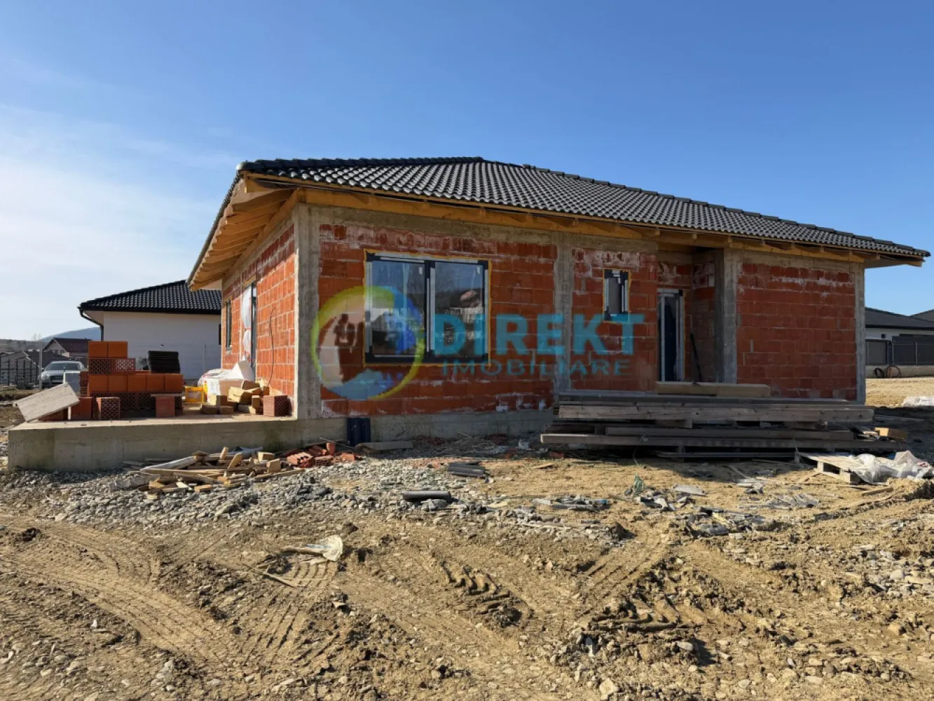 Casa noua , strada Sigmirului - Casă nouă de vânzare – Sigmir (Bistrița) Se oferă spre vânzare casă individuală situată în zona liniștită Sigmir, perfectă pentru o familie care își dorește confort, spațiu și intimitate. ✨ Casa se predă complet finisată „la cheie”, cu materiale de calitate și atenție la detalii. 📐 Compartimentare practică: suprafata construita 120 mp, utila 107 mp . • Living spațios cu bucătărie open-space • 3 dormitoare • 2 băi • Hol • Terasă 🏠 Detalii proprietate: • Construcție nouă • Suprafață utilă generoasă • Teren intravila 500 mp , curte proprie . • Zonă nouă de case, foarte liniștită. • Acces facil către oraș 🌳 Ideală pentru cei care doresc să locuiască într-o zonă aerisită, aproape de natură, dar la doar câteva minute de Bistrița. 📞 Pentru mai multe detalii sau programarea unei vizionări, nu ezitați să mă contactați. }}