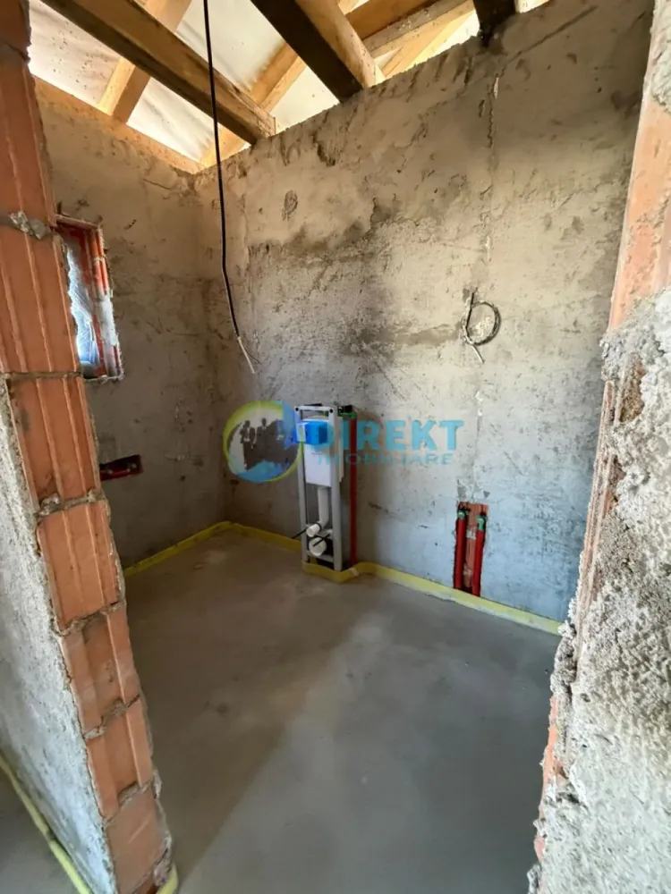 Casa noua , strada Sigmirului - Casă nouă de vânzare – Sigmir (Bistrița) Se oferă spre vânzare casă individuală situată în zona liniștită Sigmir, perfectă pentru o familie care își dorește confort, spațiu și intimitate. ✨ Casa se predă complet finisată „la cheie”, cu materiale de calitate și atenție la detalii. 📐 Compartimentare practică: suprafata construita 120 mp, utila 107 mp . • Living spațios cu bucătărie open-space • 3 dormitoare • 2 băi • Hol • Terasă 🏠 Detalii proprietate: • Construcție nouă • Suprafață utilă generoasă • Teren intravila 500 mp , curte proprie . • Zonă nouă de case, foarte liniștită. • Acces facil către oraș 🌳 Ideală pentru cei care doresc să locuiască într-o zonă aerisită, aproape de natură, dar la doar câteva minute de Bistrița. 📞 Pentru mai multe detalii sau programarea unei vizionări, nu ezitați să mă contactați. }}