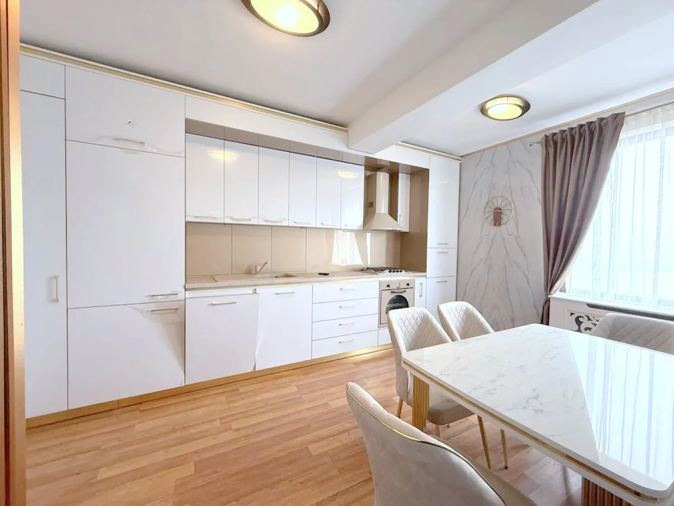 Inchiriere - 3 camere mobilate si utilate premium - Faleza Dunarii - Va propunem spre inchiriere un apartament exceptional cu 3 camere, situat pe Faleza Dunarii, intr-una dintre cele mai apreciate si spectaculoase zone ale orasului. Apartamentul este complet nou si ultrafinisat, avand o suprafata generoasa de 105 mp si o compartimentare inteligenta, conceputa pentru a oferi confort, eleganta si un stil de viata exclusivist. Situat la etajul 5, imobilul beneficiaza de o vedere panoramica frontala impresionanta asupra Dunarii, oferind o atmosfera unica si relaxanta in fiecare zi. Fiecare detaliu al locuintei a fost realizat cu atentie si bun gust, iar mobilierul este complet nou, multe dintre piese pastrand inca foliile protectoare, ceea ce evidentiaza faptul ca apartamentul nu a mai fost locuit. Apartamentul impresioneaza prin spatiile generoase, finisajele premium si luminozitatea naturala, fiind alegerea ideala pentru persoanele care isi doresc confort, eleganta si o locatie deosebita, aproape de principalele puncte de interes ale orasului. Pret chirie: 1100 euro/luna Garantie: 1100 euro Se adauga comisionul agentiei la semnarea contractului. Pentru informatii suplimentare si programarea unei vizionari: Ene Liliana – Mag Invest Telefon: 0746 252 252 O locuinta cu adevarat frumoasa, pentru cei care isi doresc sa locuiasca intr-un cadru spectaculos, cu vedere directa la Dunare! }}