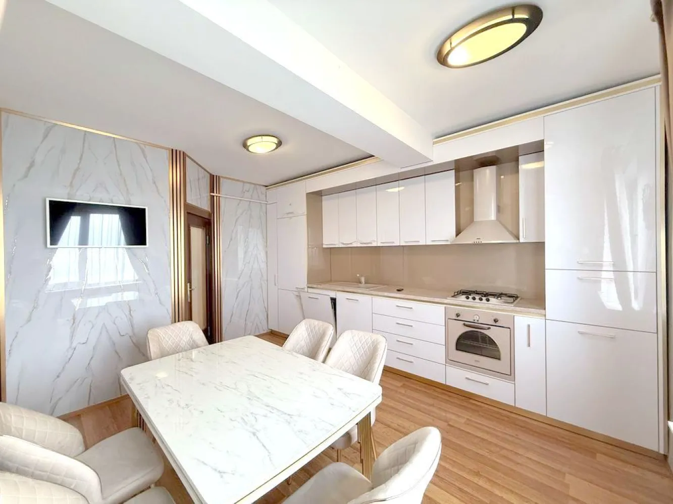 Inchiriere - 3 camere mobilate si utilate premium - Faleza Dunarii - Va propunem spre inchiriere un apartament exceptional cu 3 camere, situat pe Faleza Dunarii, intr-una dintre cele mai apreciate si spectaculoase zone ale orasului. Apartamentul este complet nou si ultrafinisat, avand o suprafata generoasa de 105 mp si o compartimentare inteligenta, conceputa pentru a oferi confort, eleganta si un stil de viata exclusivist. Situat la etajul 5, imobilul beneficiaza de o vedere panoramica frontala impresionanta asupra Dunarii, oferind o atmosfera unica si relaxanta in fiecare zi. Fiecare detaliu al locuintei a fost realizat cu atentie si bun gust, iar mobilierul este complet nou, multe dintre piese pastrand inca foliile protectoare, ceea ce evidentiaza faptul ca apartamentul nu a mai fost locuit. Apartamentul impresioneaza prin spatiile generoase, finisajele premium si luminozitatea naturala, fiind alegerea ideala pentru persoanele care isi doresc confort, eleganta si o locatie deosebita, aproape de principalele puncte de interes ale orasului. Pret chirie: 1100 euro/luna Garantie: 1100 euro Se adauga comisionul agentiei la semnarea contractului. Pentru informatii suplimentare si programarea unei vizionari: Ene Liliana – Mag Invest Telefon: 0746 252 252 O locuinta cu adevarat frumoasa, pentru cei care isi doresc sa locuiasca intr-un cadru spectaculos, cu vedere directa la Dunare! }}