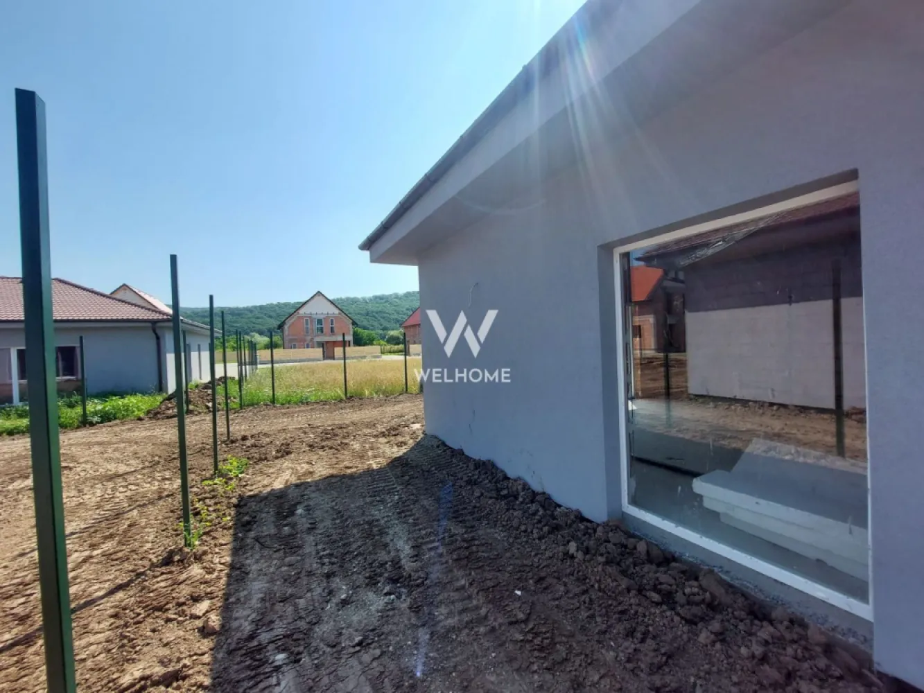 Casa Noua pe Parter - LA CHEIE - Sibiu, Talmaciu - Casa de tip duplex, ansamblu rezidential, case noi, zona in dezvoltare - Talmaciu, Sibiu - Proiect nou, realizat doar pe plan parter, pentru cei care doresc acest tip de confort - Casele sunt localizate in zona Campul Cibinului, cu acces din DN1 si autostrada - Teren alocat unei case - 235 mp, deschiderea la strada fiind 10 m - Casa are 67 mp utili si cuprinde: hol, debara, living cu bucatarie, 2 dormitoare si 2 bai - Curtea ofera spatiu pentru 2 autoturisme, in partea din fata, zona din spate fiind dedicata relaxarii - Casa se preda imediat, Finisata LA CHEIE racorduri utilitati si instalatii electrice, inclusiv trifazic, usa intrare, ferestre termopan, incalzire in pardoseala. -Pompa de caldura/centrala pe curent nu este inclusa in pret. - Exterior finisat " la cheie" - izolatie de 10 si tencuiala decorativa, acoperis tigla, curtea partial pavata si imprejmuita Spune " ACASA" noului tau camin, alegand una dintre casele disponibile! PRET VANZARE: 125000 Euro, avans minim 5% Cele mai noi locuinte le gasesti pe welhome.ro }}