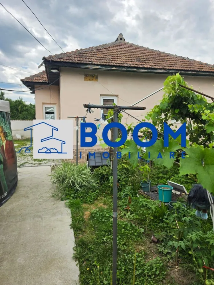 Casa Calimanesti | Teren 1700 mp | Centrala proprie - Casă cu teren de 1.700 mp aproape de Călimănești-Căciulata

BOOM Imobiliare vă oferă spre vânzare o casă situată într-o zonă liniștită din județul Vâlcea, la doar 5 minute de mers pe jos de gară și 5 minute cu mașina de stațiunea Călimănești-Căciulata.

Casa are o suprafață de 72 mp și este compartimentată în 3 camere, hol, baie și bucătărie. Proprietatea este renovată, complet mobilată și utilată, fiind pregătită pentru mutare imediată. Nu sunt incluse în vânzare combina frigorifică, un fotoliu și televizorul.

Terenul are o suprafață totală de 1.700 mp și include o livadă, bucătărie de vară și magazie.

Utilități disponibile:

* Curent electric
* Apă curentă
* Canalizare
* Gaz

Proprietatea beneficiază de o priveliște frumoasă către Vârful Cozia și se află în apropierea principalelor atracții turistice din zonă, precum Mănăstirea Cozia, Mănăstirea Turnu și traseele montane.

Datorită amplasării și terenului generos, această proprietate este potrivită atât pentru locuință permanentă, cât și pentru investiție în turism, prin amenajarea unor căsuțe de vacanță, pensiune sau camere de închiriat.

Pentru mai multe informații sau pentru programarea unei vizionări, vă rugăm să ne contactați.

BOOM Imobiliare CP3207686