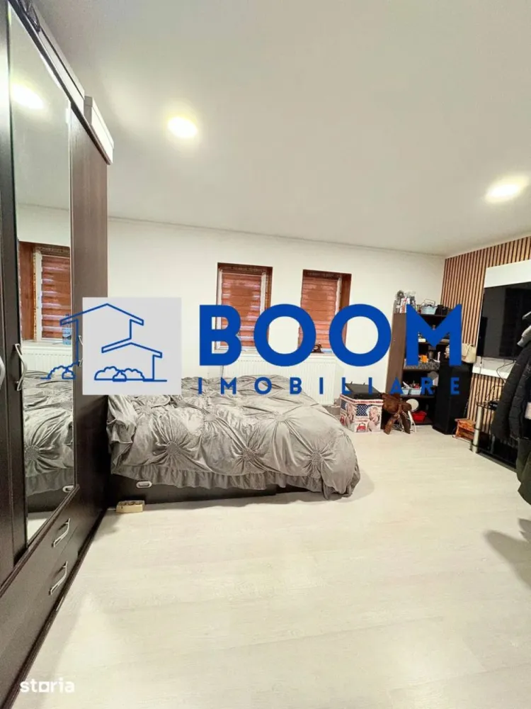 Casa Calimanesti | Teren 1700 mp | Centrala proprie - Casă cu teren de 1.700 mp aproape de Călimănești-Căciulata

BOOM Imobiliare vă oferă spre vânzare o casă situată într-o zonă liniștită din județul Vâlcea, la doar 5 minute de mers pe jos de gară și 5 minute cu mașina de stațiunea Călimănești-Căciulata.

Casa are o suprafață de 72 mp și este compartimentată în 3 camere, hol, baie și bucătărie. Proprietatea este renovată, complet mobilată și utilată, fiind pregătită pentru mutare imediată. Nu sunt incluse în vânzare combina frigorifică, un fotoliu și televizorul.

Terenul are o suprafață totală de 1.700 mp și include o livadă, bucătărie de vară și magazie.

Utilități disponibile:

* Curent electric
* Apă curentă
* Canalizare
* Gaz

Proprietatea beneficiază de o priveliște frumoasă către Vârful Cozia și se află în apropierea principalelor atracții turistice din zonă, precum Mănăstirea Cozia, Mănăstirea Turnu și traseele montane.

Datorită amplasării și terenului generos, această proprietate este potrivită atât pentru locuință permanentă, cât și pentru investiție în turism, prin amenajarea unor căsuțe de vacanță, pensiune sau camere de închiriat.

Pentru mai multe informații sau pentru programarea unei vizionări, vă rugăm să ne contactați.

BOOM Imobiliare CP3207686