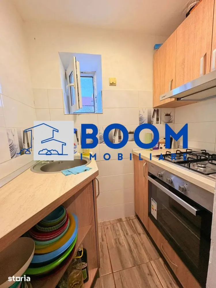 Casa Calimanesti | Teren 1700 mp | Centrala proprie - Casă cu teren de 1.700 mp aproape de Călimănești-Căciulata

BOOM Imobiliare vă oferă spre vânzare o casă situată într-o zonă liniștită din județul Vâlcea, la doar 5 minute de mers pe jos de gară și 5 minute cu mașina de stațiunea Călimănești-Căciulata.

Casa are o suprafață de 72 mp și este compartimentată în 3 camere, hol, baie și bucătărie. Proprietatea este renovată, complet mobilată și utilată, fiind pregătită pentru mutare imediată. Nu sunt incluse în vânzare combina frigorifică, un fotoliu și televizorul.

Terenul are o suprafață totală de 1.700 mp și include o livadă, bucătărie de vară și magazie.

Utilități disponibile:

* Curent electric
* Apă curentă
* Canalizare
* Gaz

Proprietatea beneficiază de o priveliște frumoasă către Vârful Cozia și se află în apropierea principalelor atracții turistice din zonă, precum Mănăstirea Cozia, Mănăstirea Turnu și traseele montane.

Datorită amplasării și terenului generos, această proprietate este potrivită atât pentru locuință permanentă, cât și pentru investiție în turism, prin amenajarea unor căsuțe de vacanță, pensiune sau camere de închiriat.

Pentru mai multe informații sau pentru programarea unei vizionări, vă rugăm să ne contactați.

BOOM Imobiliare CP3207686